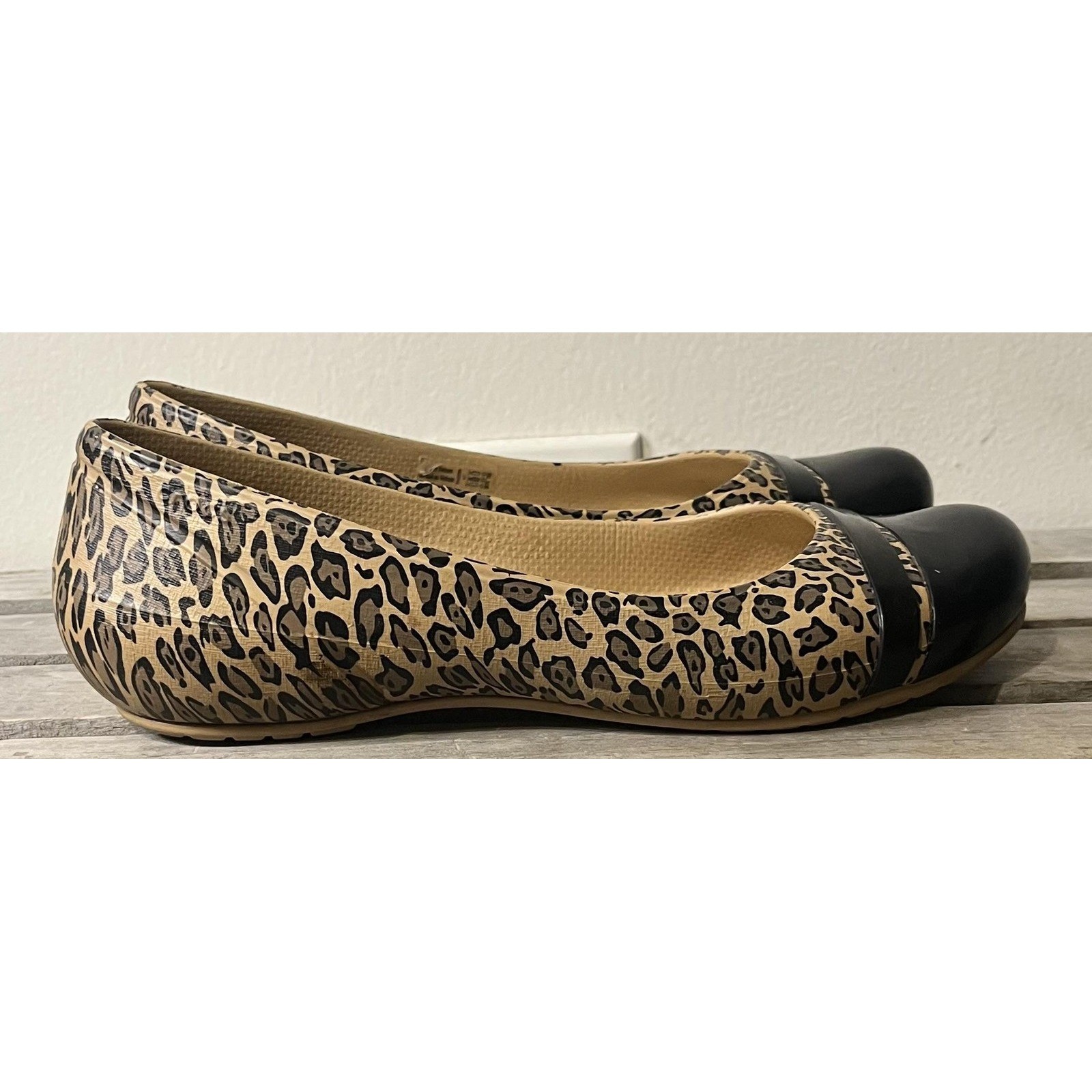 Crocs Shoes Womens Size 7 Beige Leopard Print Cap Toe Ballet Flats Comfort