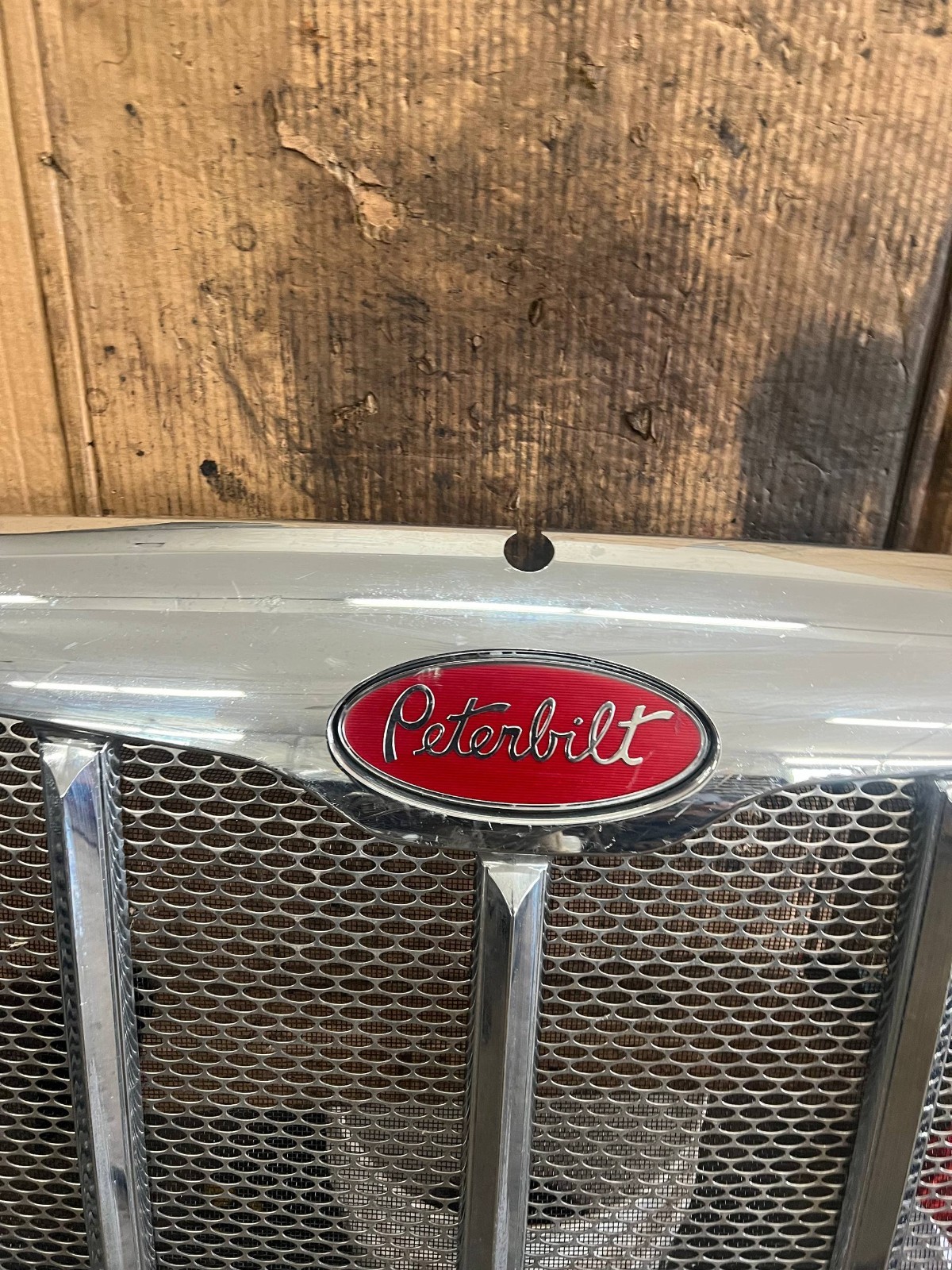 PETERBILT 579 FRONT GRILL USED