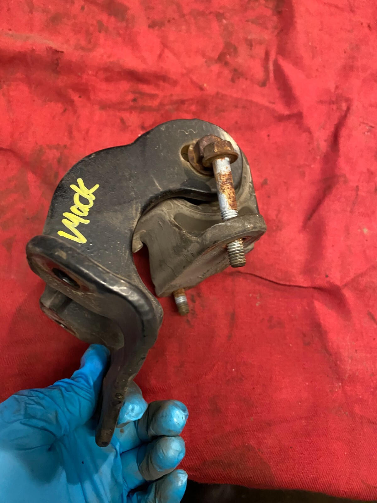 MACK CXU613 HOOD HINGE 68QM472BM / 2