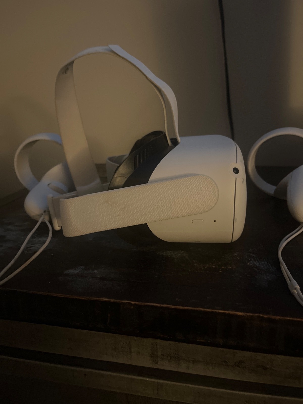 Meta Quest 2 - White - No Damage - Oculus - No Charger comes with.