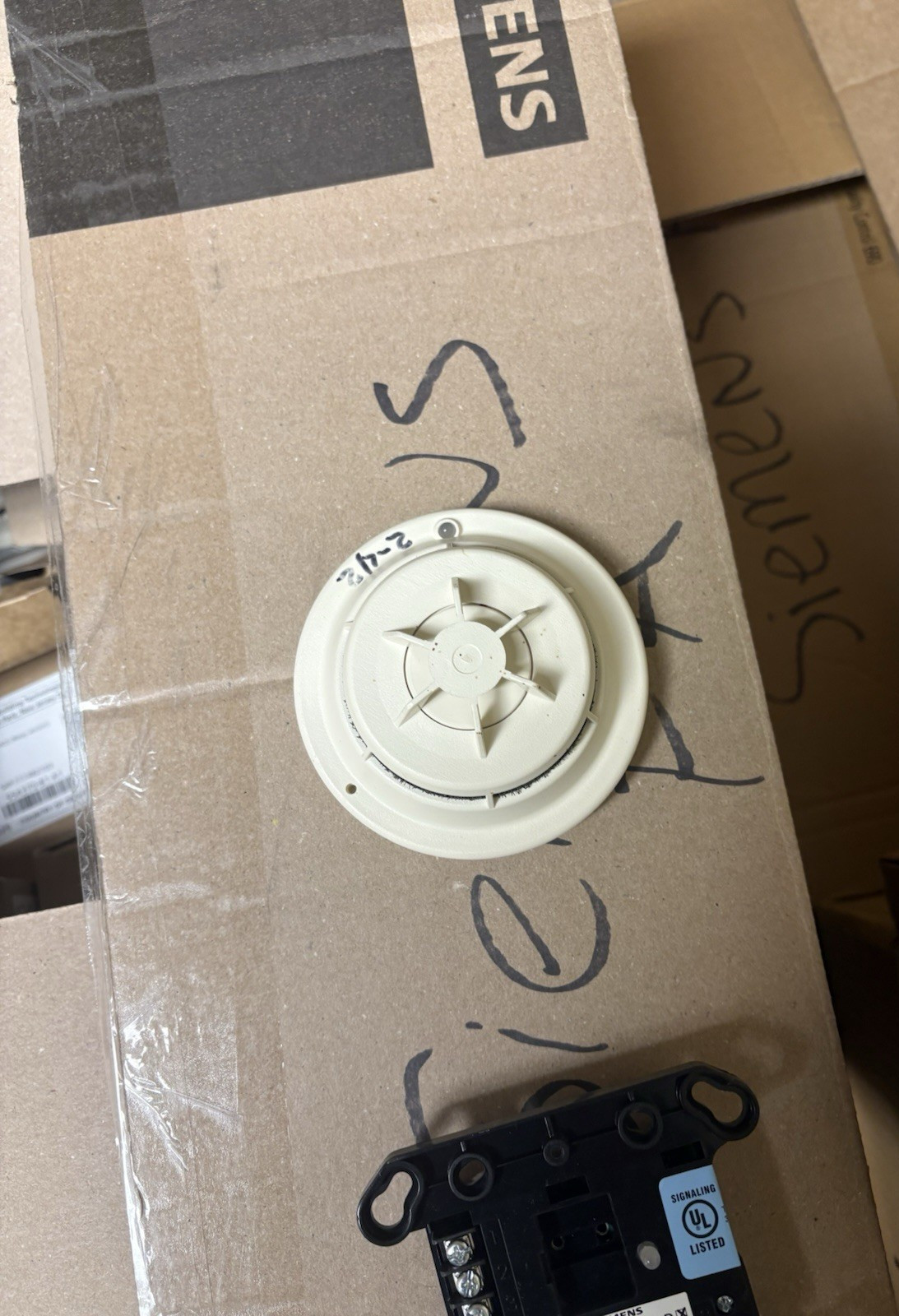 Siemens FP-11 Round Smoke Detector Head with Base, White/Black