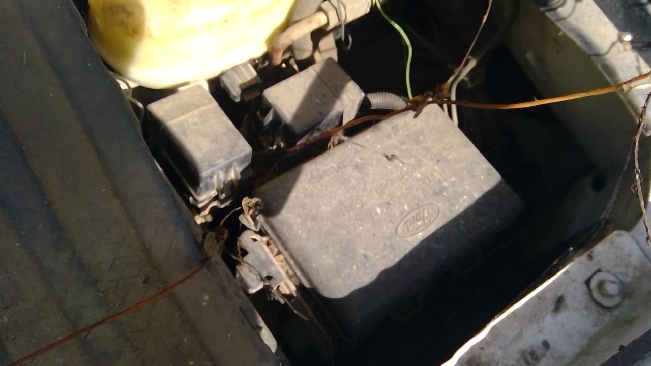 Fuse Box Engine Fits 00-03 Ford F250SD Pickup 3841038