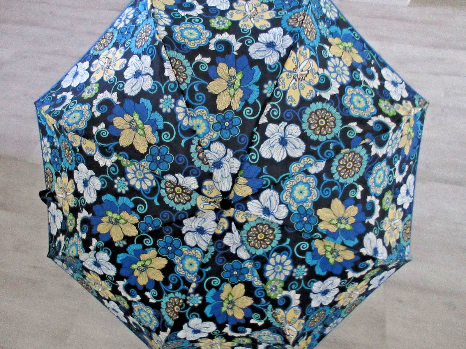 VERA BRADLEY UMBRELLA (MOD FLORAL BLUE) (RETIRED AND RARE FIND)