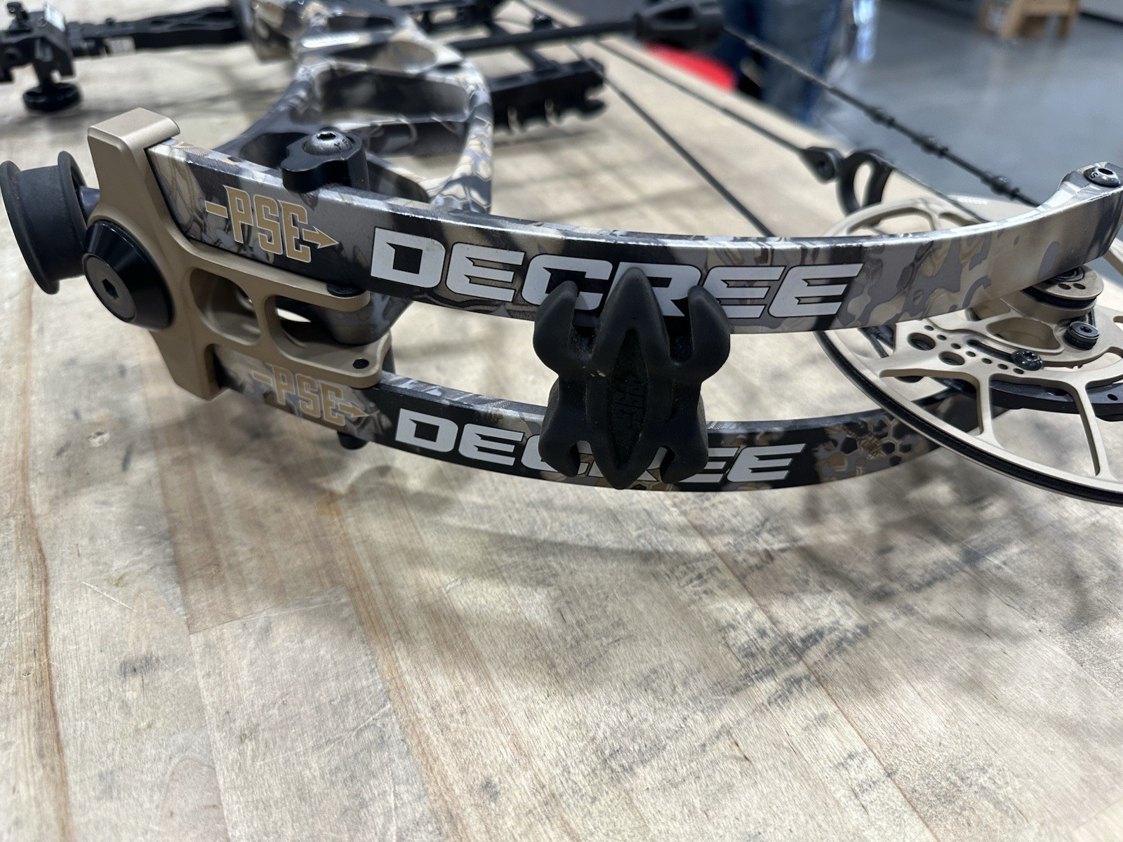 PSE Decree EC2, RH, 60-70lb DW, 25-30.5, Kryptek, RTH