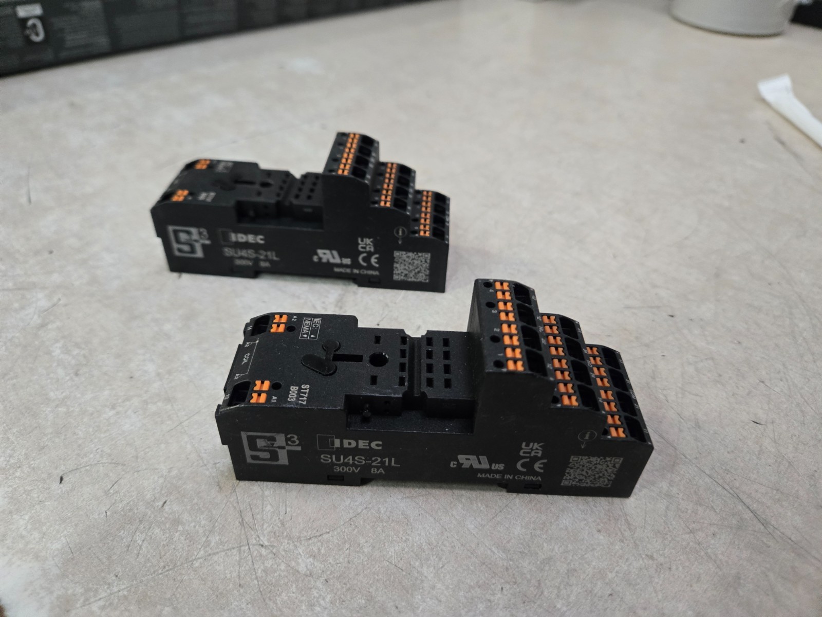 LOT OF 2* IDEC Push-In 4-Pole Socket Universal Relay , 300V , 8A , SU4S-21L