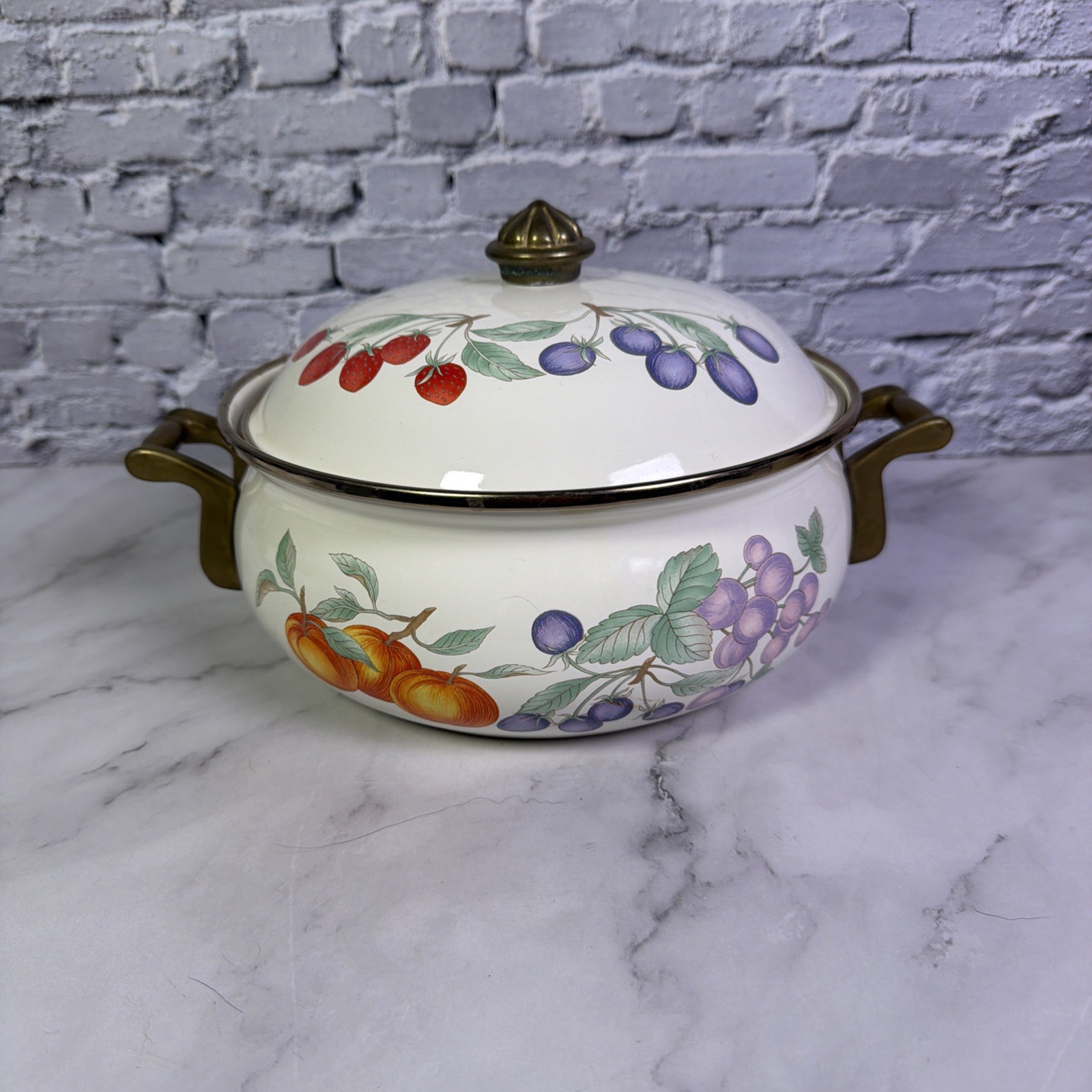 VTG Regency Club Enamelware Lidded Pot 2 Quart Gold Handles Cream Fruit NICE ❤️