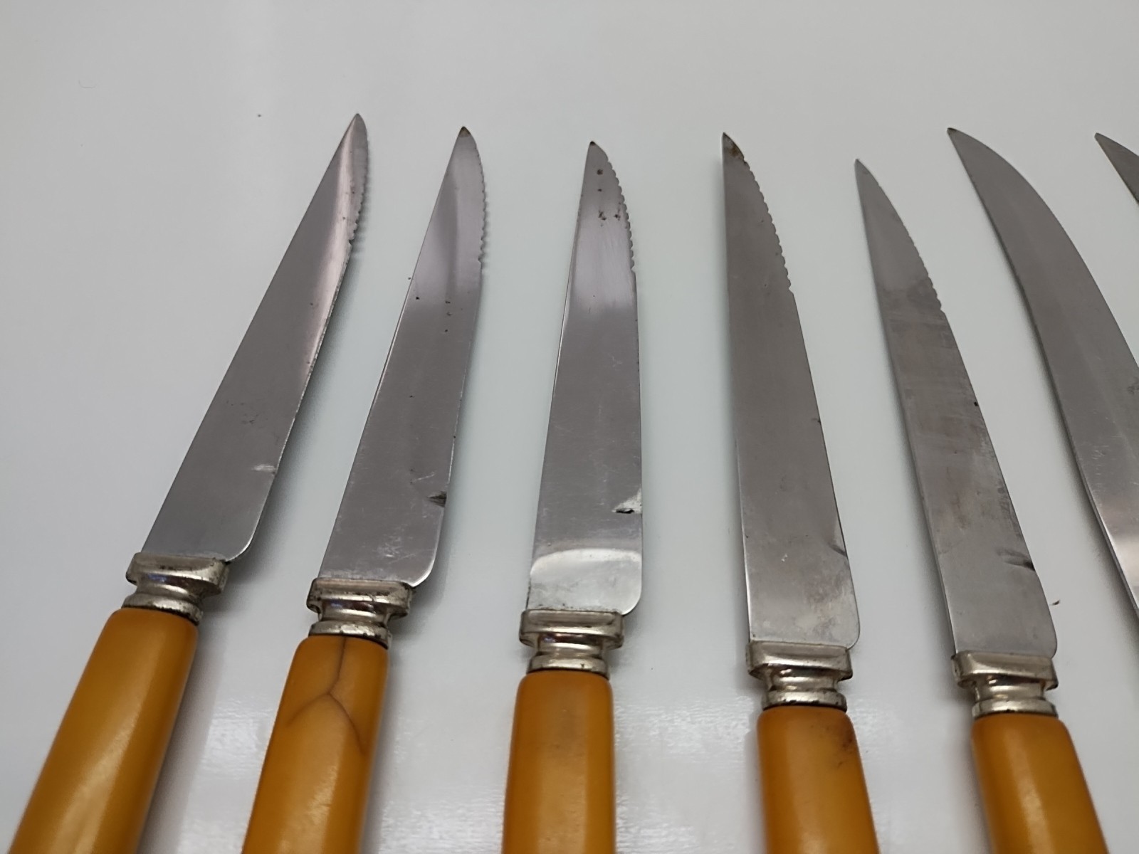 vitage bakelite 8 knive set