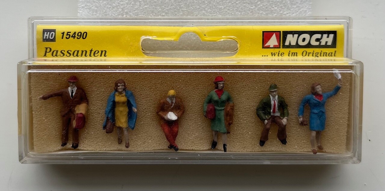 Noch HO-Scale Pedestrians / Passanten (15490) - New