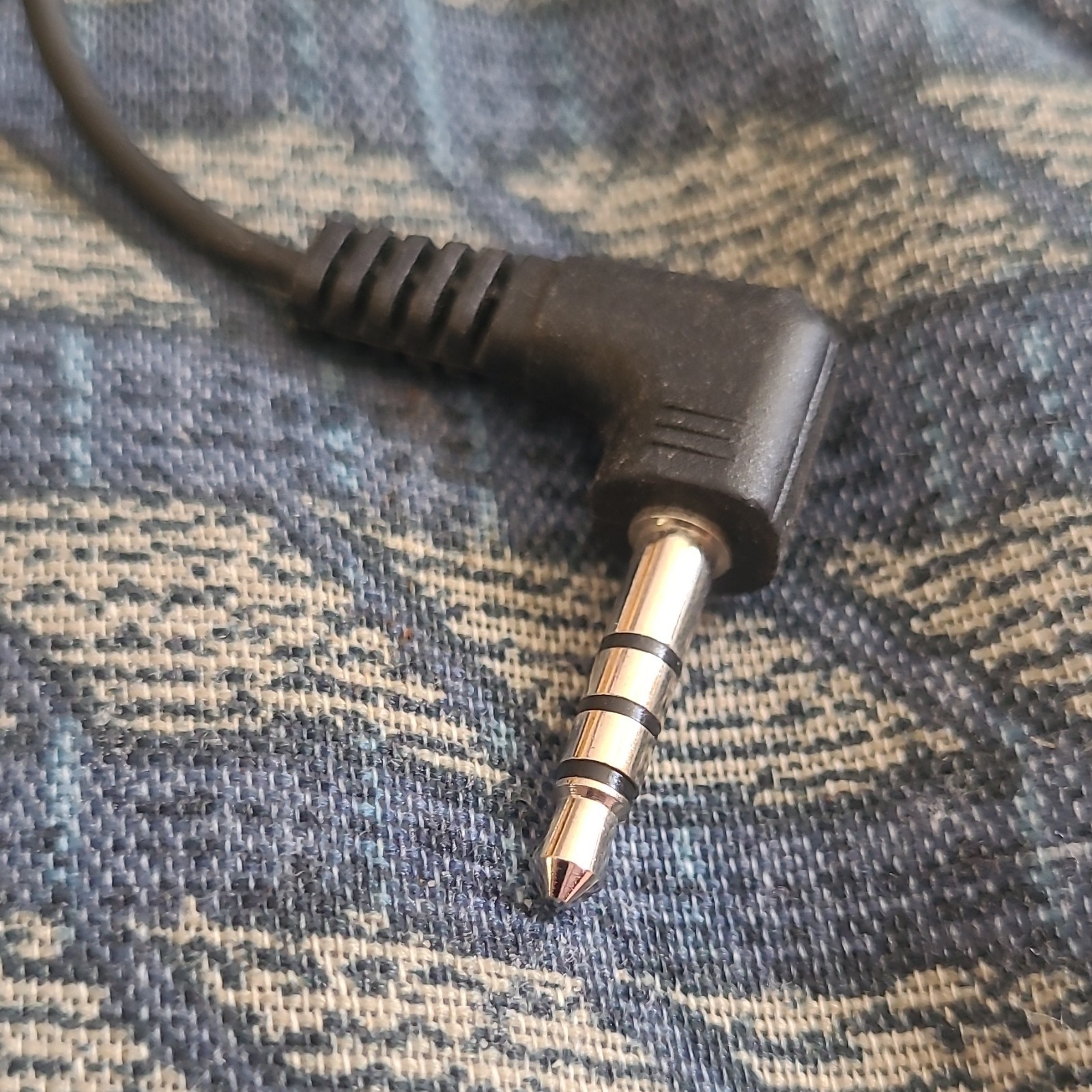 Emerson Remote Control Silver Gray 3.5mm Headphone Jack Clip