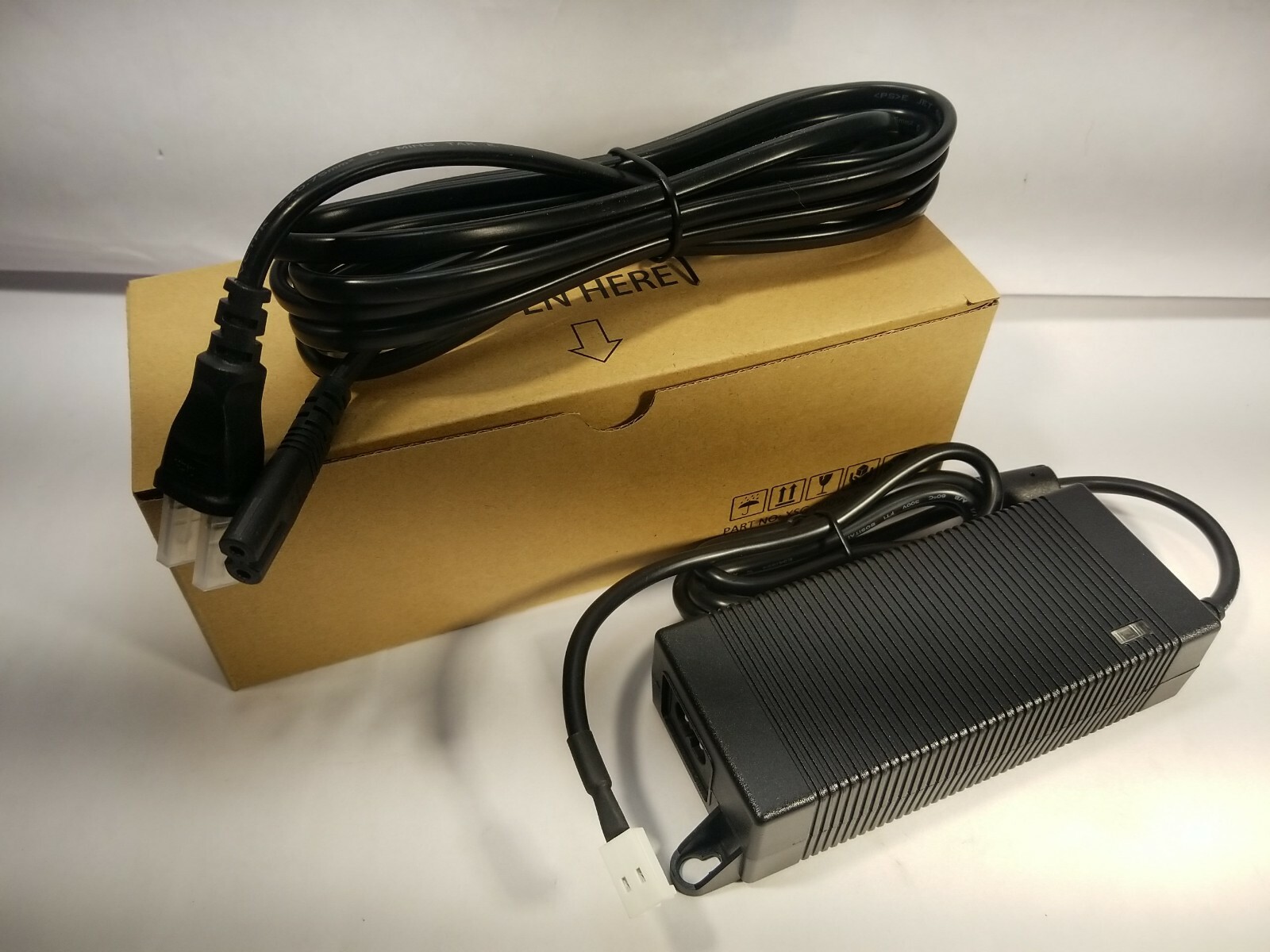 XINSU GLOBAL XSG2402700 100-240V 24V-2.7A PN#44422 Switching Power Supply
