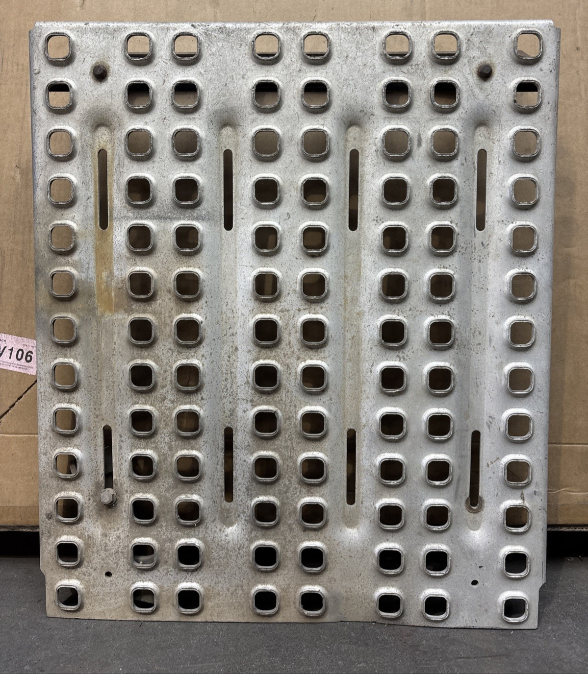 2018-2024 VOLVO VNL 760 REAR RIGHT SIDE DECK STEP PLATE 20559521 OEM