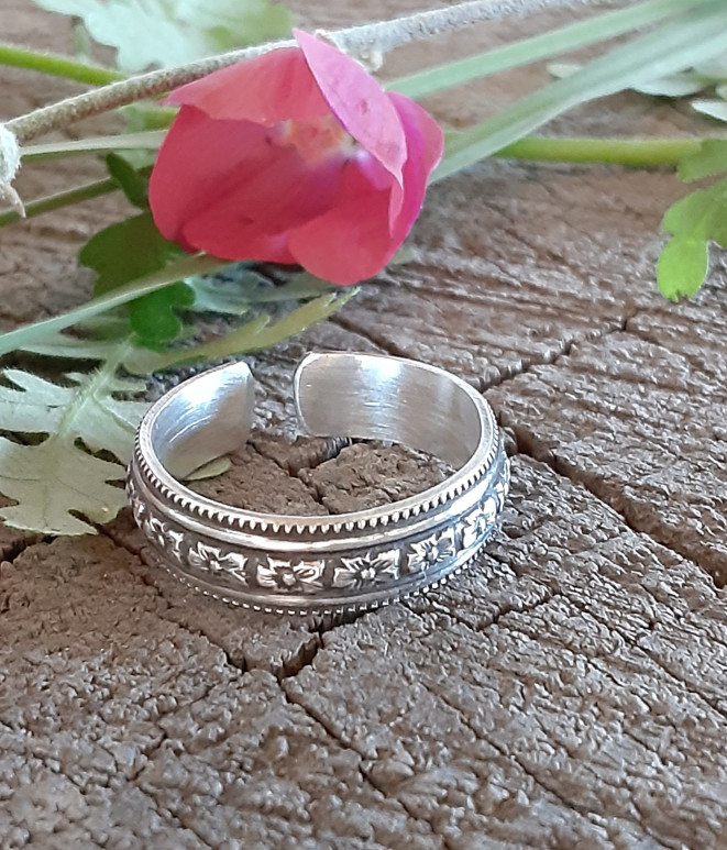 Sterling silver thumb ring adjustable with flower pattern - handmade
