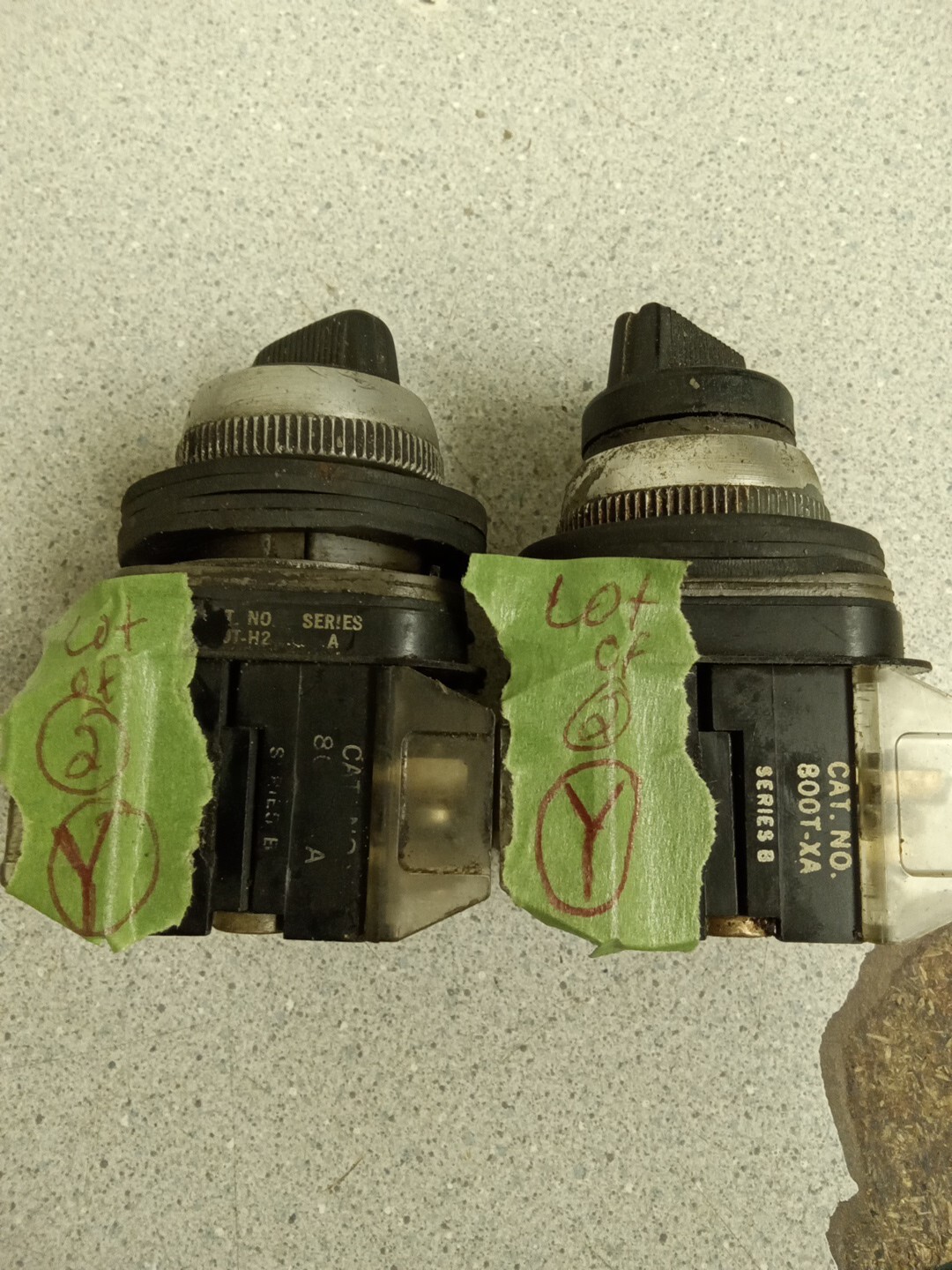 Allen-Bradley 800T-H2 Ser.A Selector Switch W/800T-XA Ser.B Contact Block LOT 2