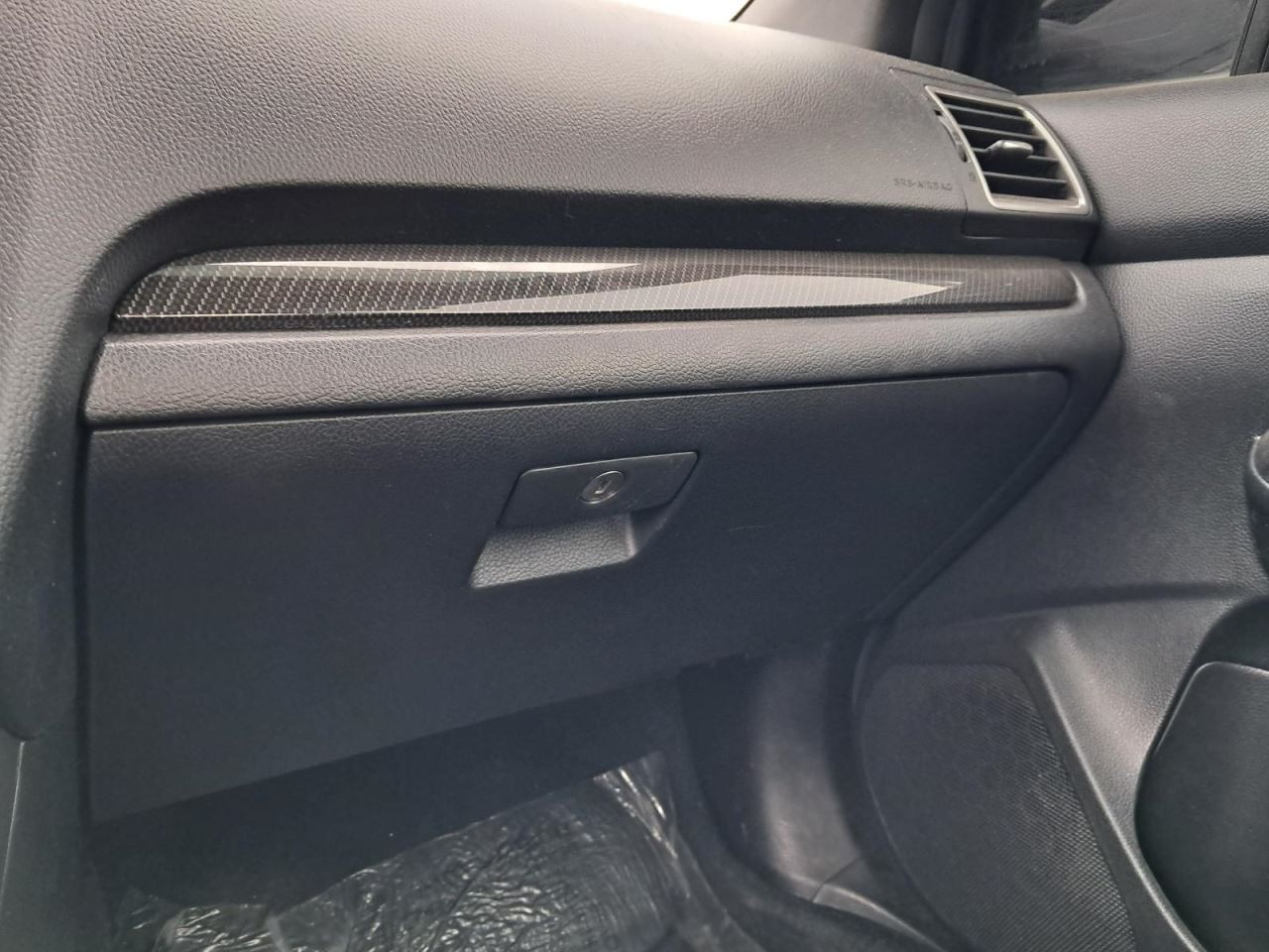 V60       2015 Glove Box 4903688