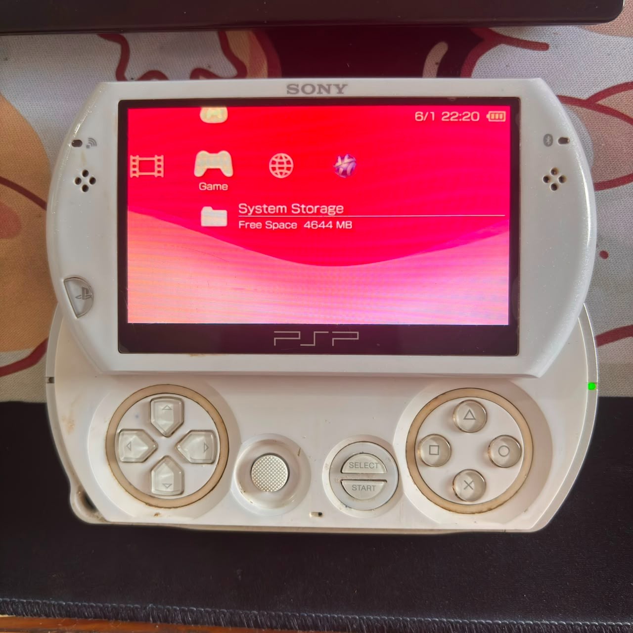 Pre-Owned Play Station Portable Sony White PSP GO PSP-N1002