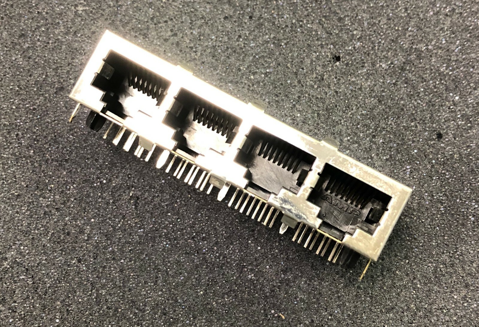 AMP 557766-1 Modular Jack 4-Port Connector R/A Shielded 8-Position **NEW**