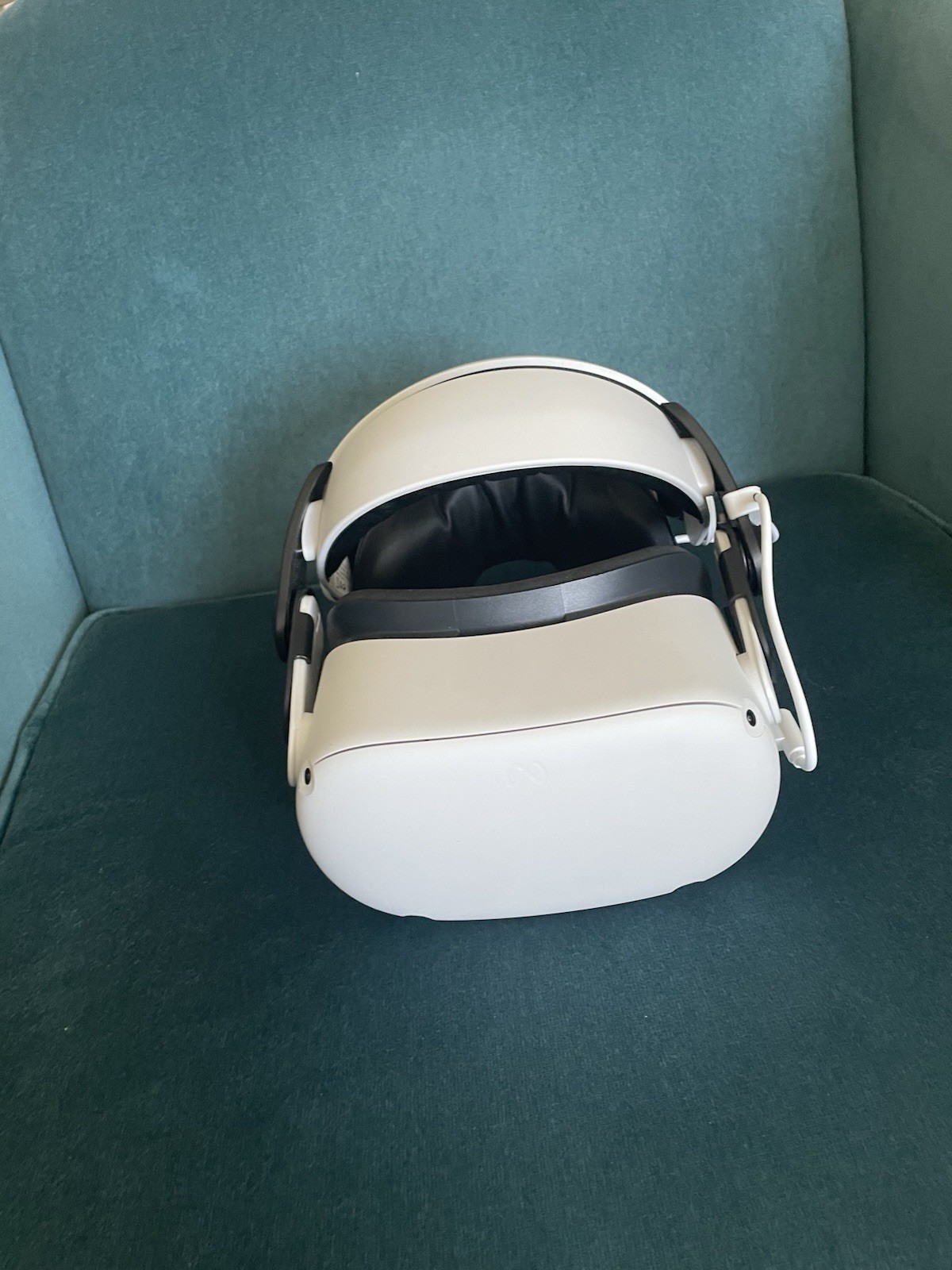 Meta Quest 2 128GB Virtual Reality Headset - White - Hardly Used - CLEAN