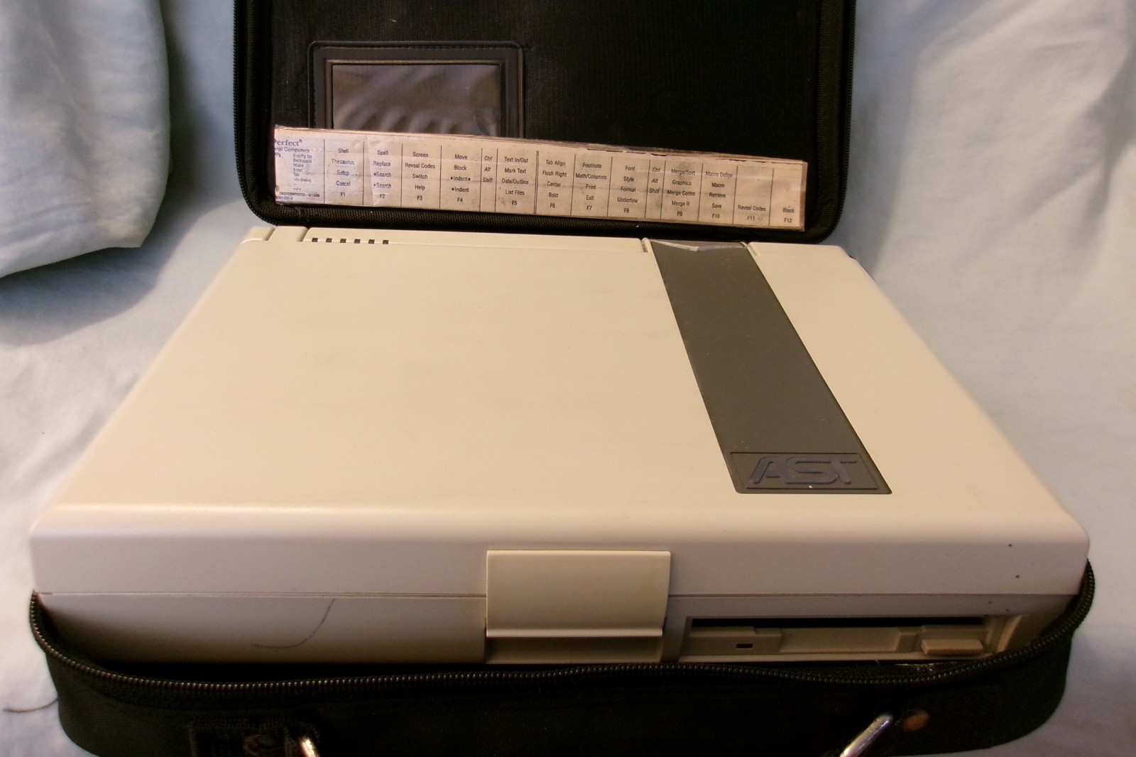 VTG AST Premium Exec 386SX/25 Laptop Portable Computer w/Case Not Tested PARTS