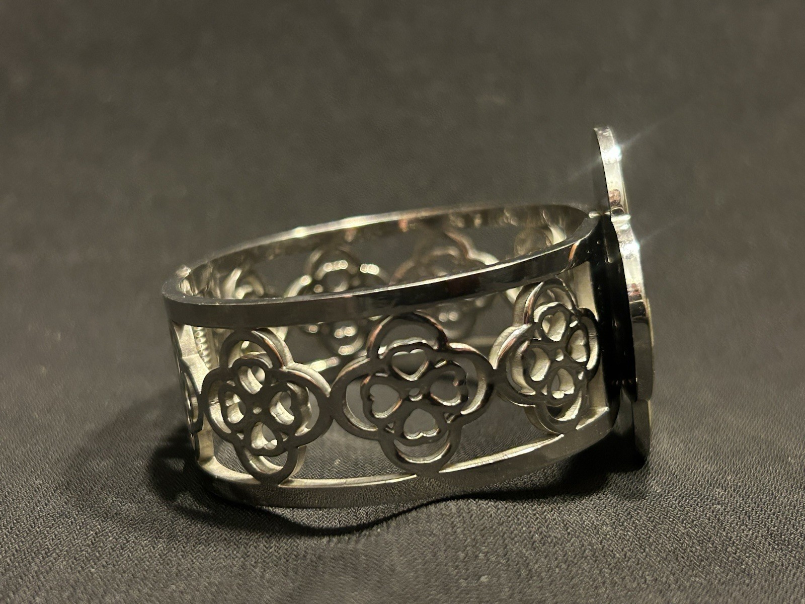 Clover-Shaped Mosaic Statement Metal Spring Hinged Bracelet