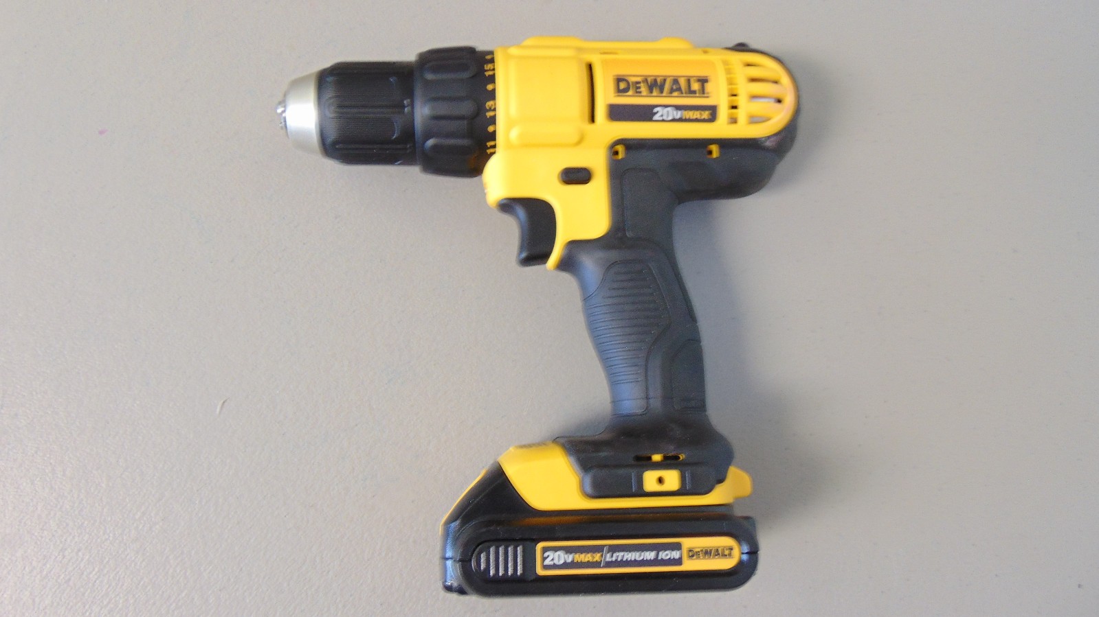 DEWALT DCD771 20V Cordless Drill/Driver W/ BATTERY - FREE SHIPPING