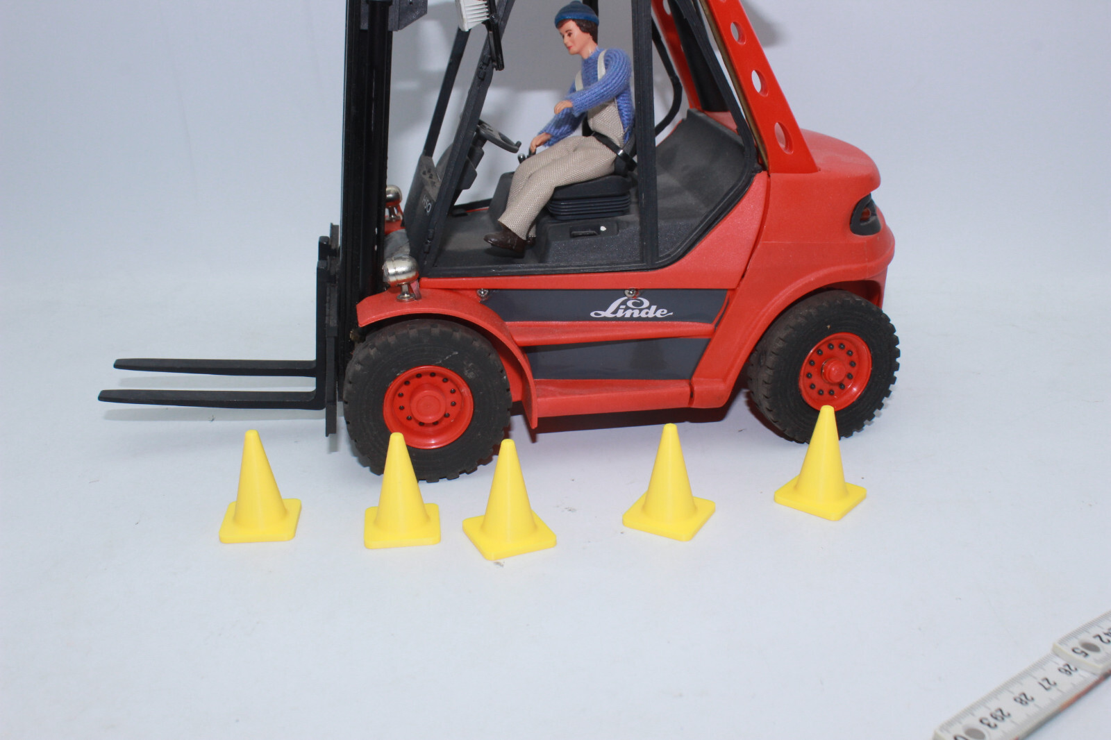 5 X Traffic Cones Yellow 1:14 1:15 1:16 Cones Barriers Load Stackable