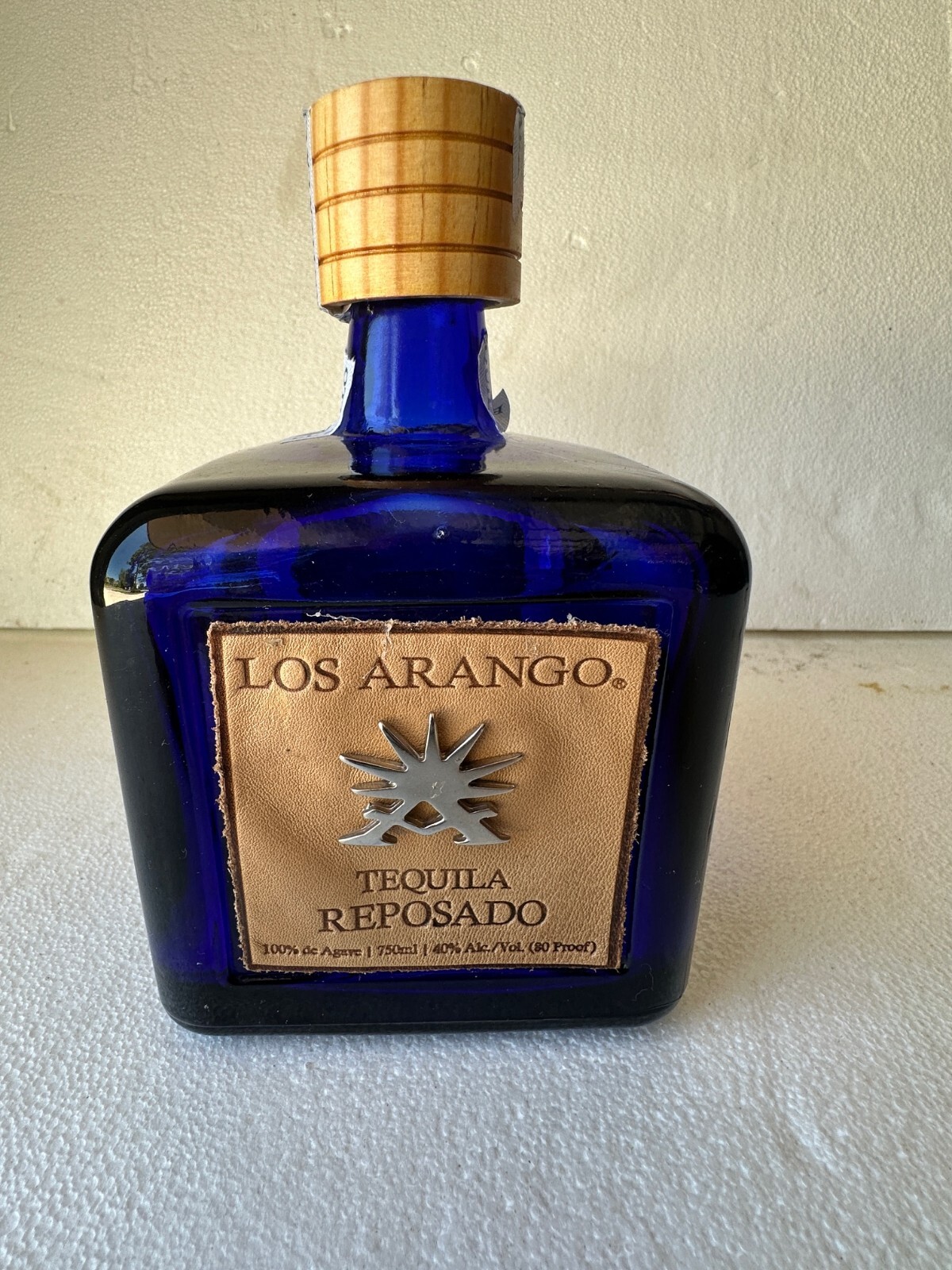 1 EMPTY COBALT BLUE LOS ARANGO REPOSADO TEQUILA BOTTLE 750 ML W/CORK VERY NICE