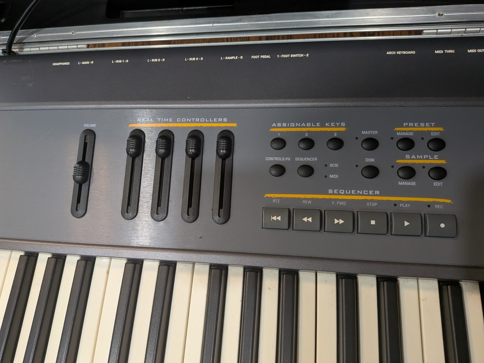 E-MU E-Synth 6903 Polyphonic Digital Synthesiser Sampler Sequencer.