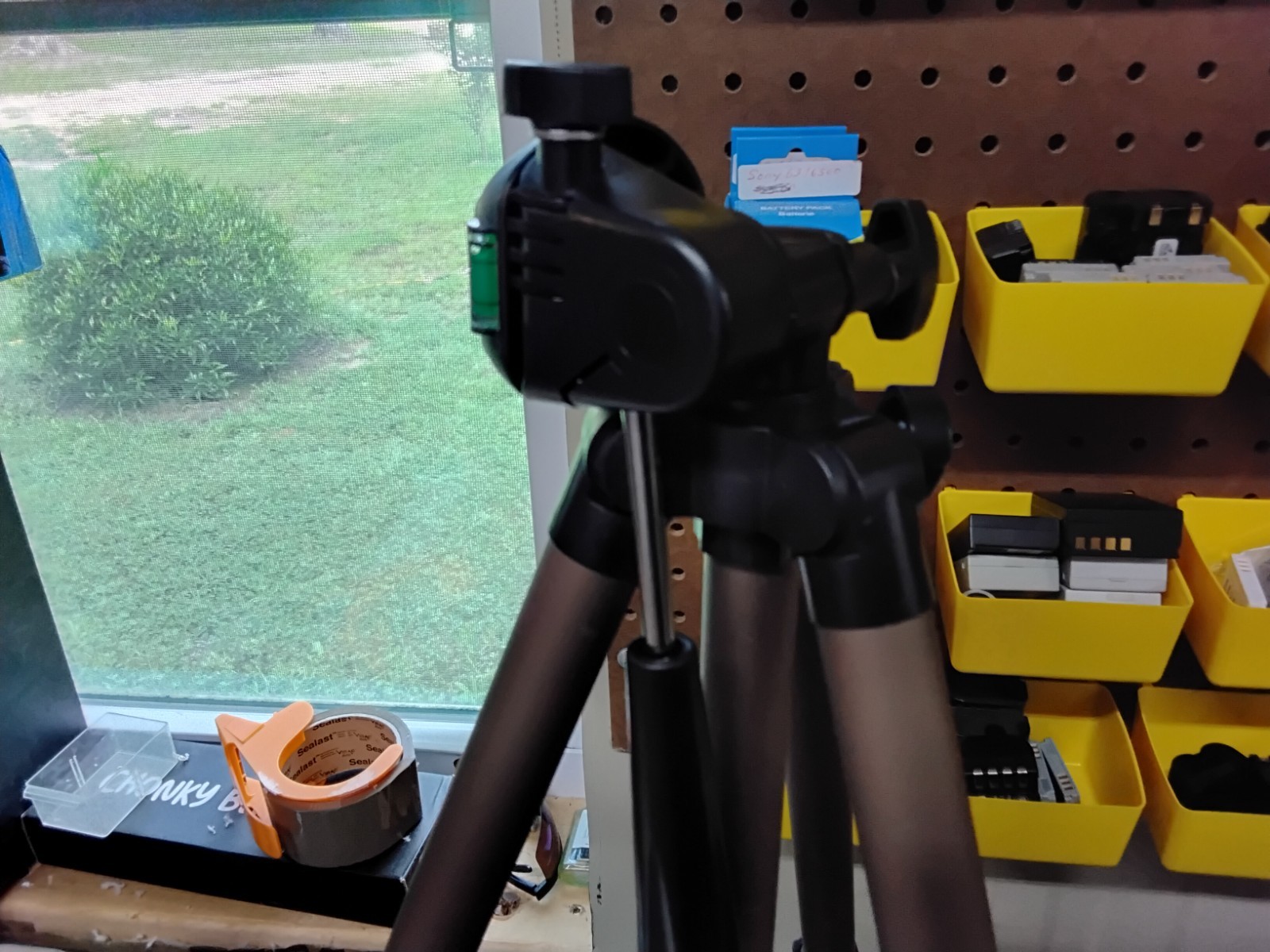 AMAZON BASICS LIGHTWEIGHT ALUMINUM CAMERA MOUNT TRIPOD STAND WITH BAG