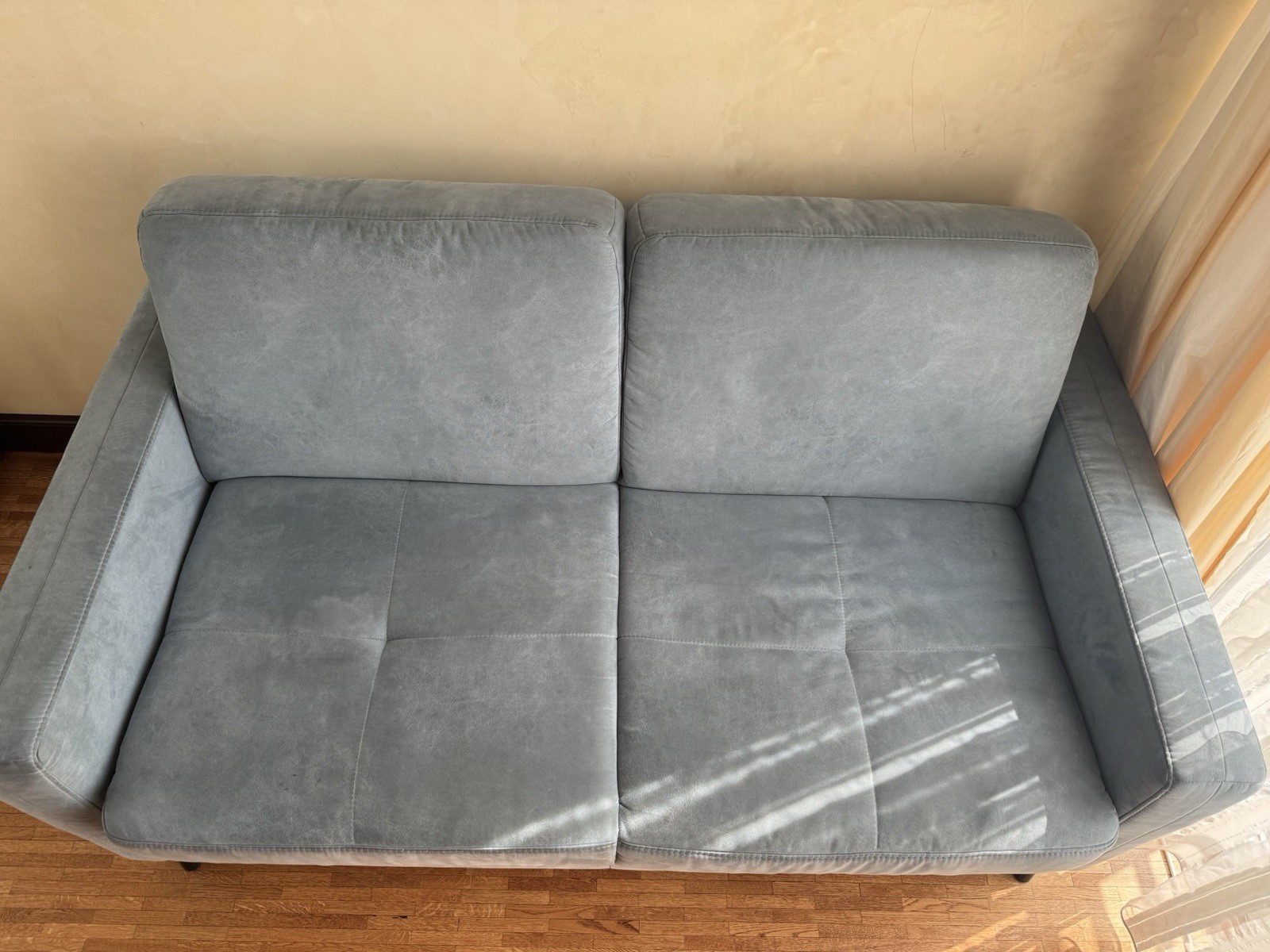 Blaues Sofa, gebraucht, in sehr gutem Zustand. Kleine Flecken, quietscht leicht.