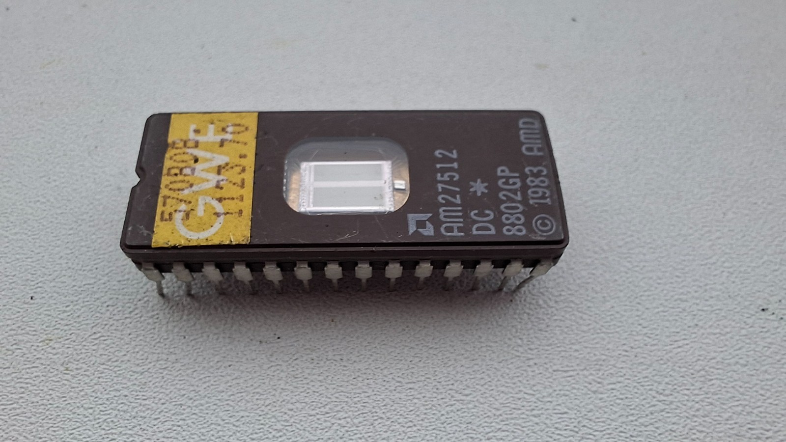 AMD AM27512DC 512K 64K x 8 vintage UV EPROM AMD 1983 copyright large window GOLD