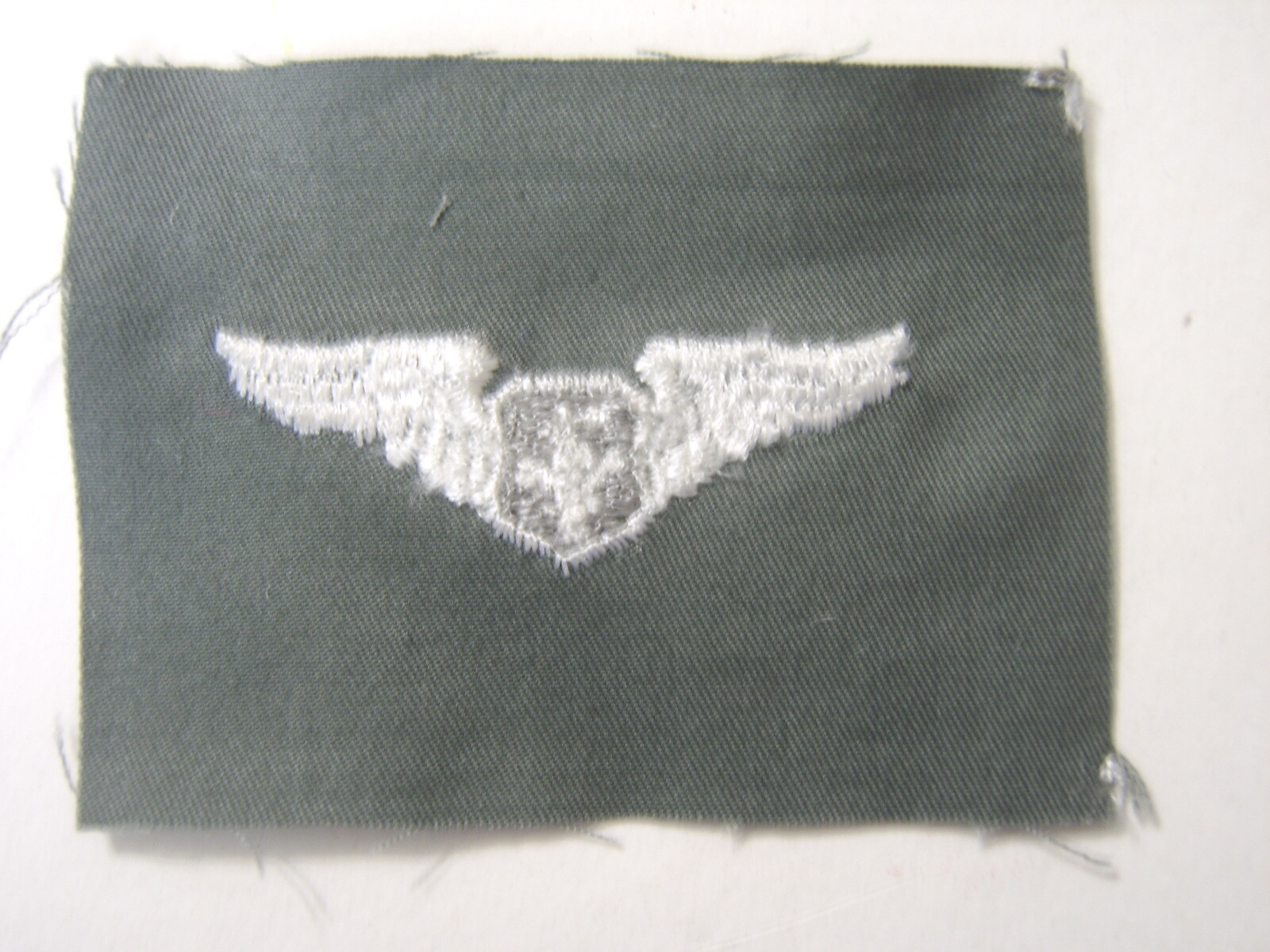 USAF FLIGHT NURSE WING SEW ON BADGE - SILVER ON GREEN CLOTH VIETNAM ERA:KY21-1