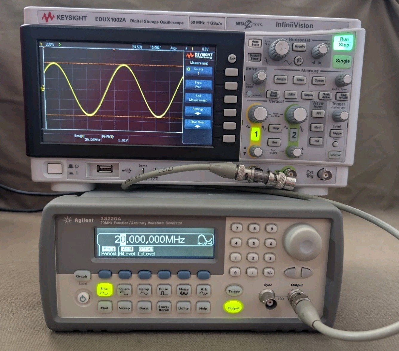 Agilent 33220A 20MHz Function/Arb Waveform Generator - Very Good Condition