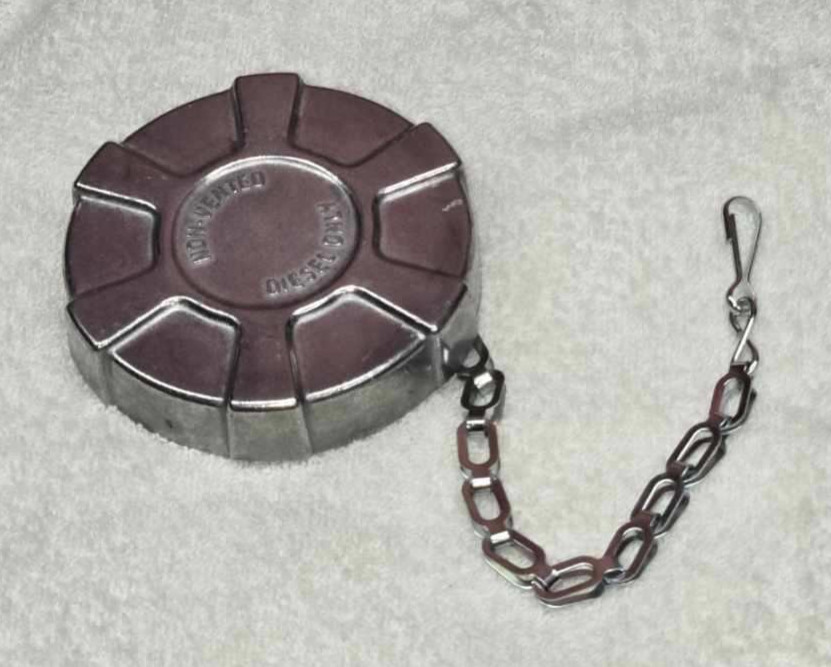 INTERNATIONAL NAVISTAR FUEL TANK CAP-CHAIN 3591620C2 NON-LOCK NON-VENT 3-1/2” ID