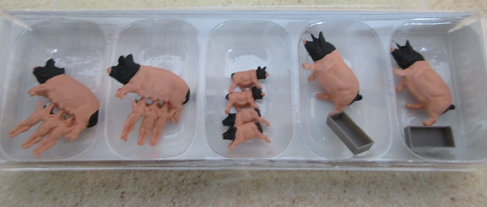 Preiser (HO 1:87) - Pigs with Newborn Suckling Piglets #10149
