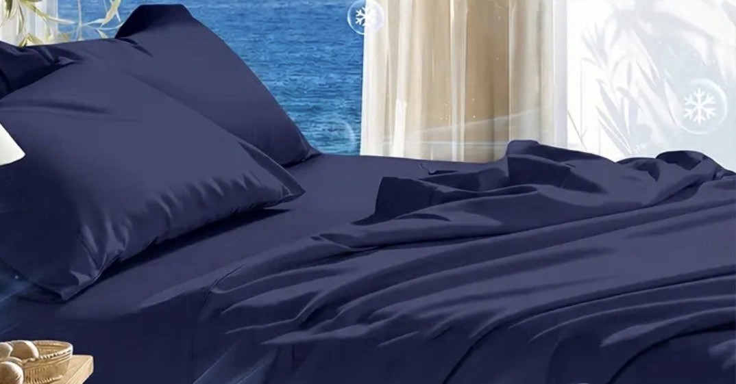 6 pcs bedsheet sheet:1 flatted,1fitted &4 pillowcases. Queen Navy blue