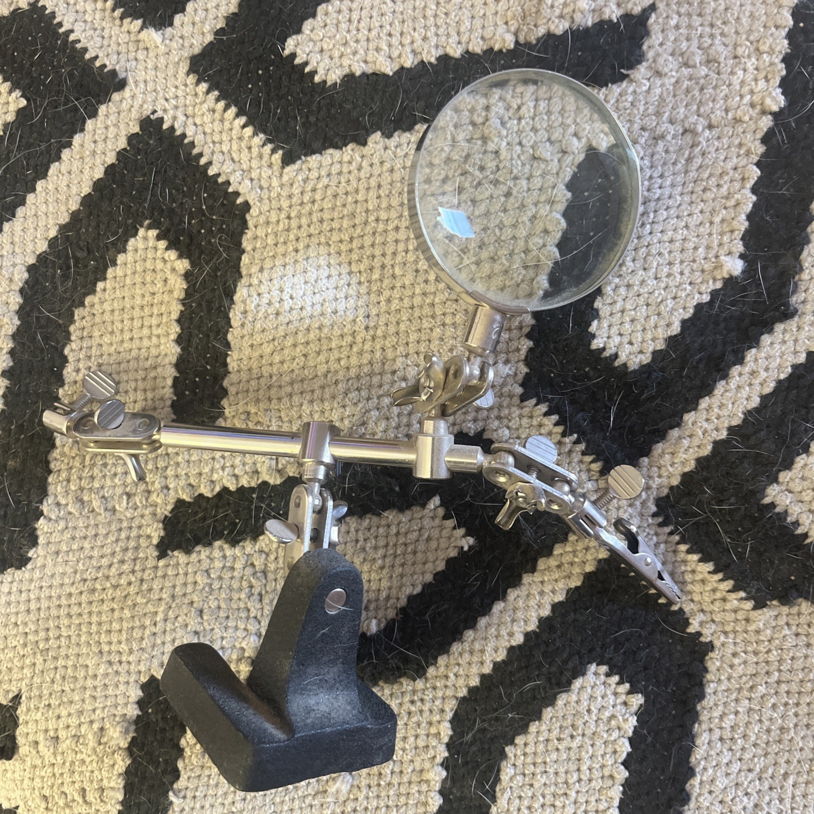 Vintage Fly Fishing Lure Tool MAGNIFYING GLASS ALLIGATOR CLIPS STAND -- 7860