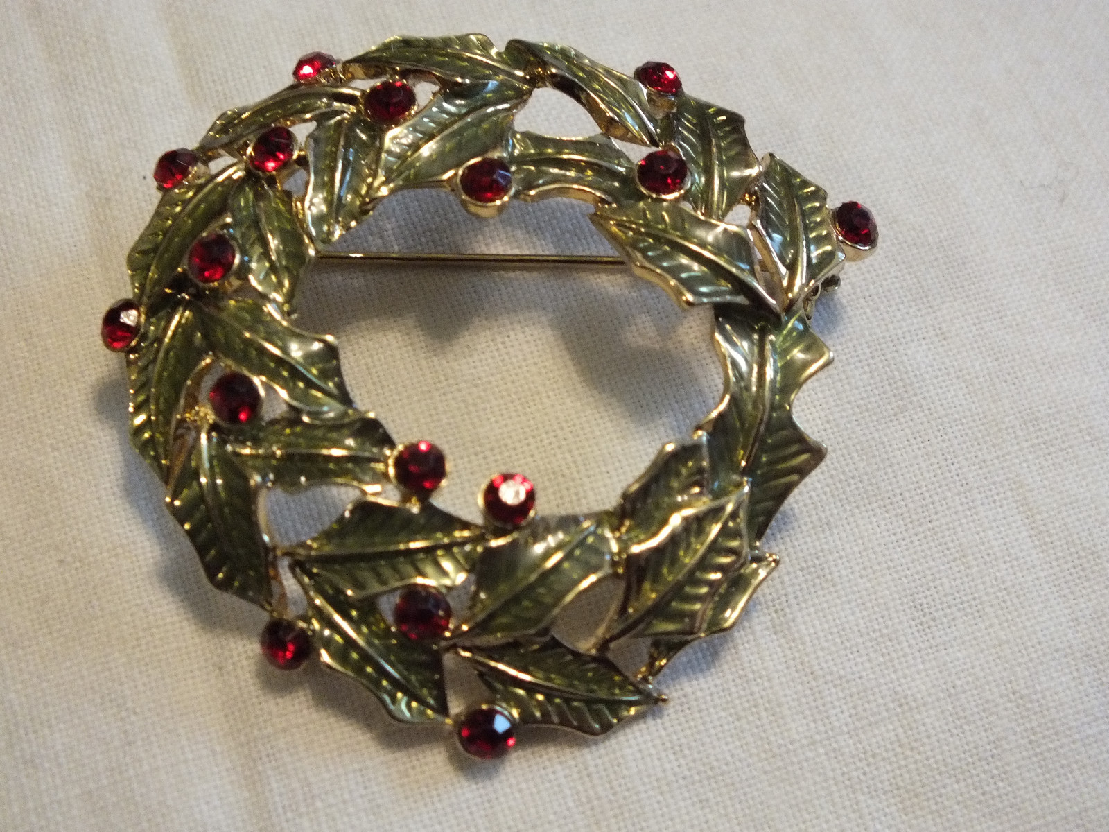 Holiday Brooch Pin Gold Tone Textured Wreath Green Enamel Red Rhinestones NICE