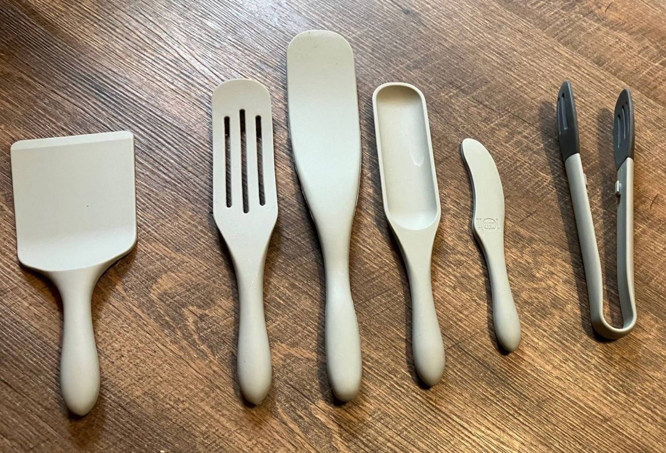 MAD HUNGRY- SET OF 6- SILICONE UTENSILS- GREY