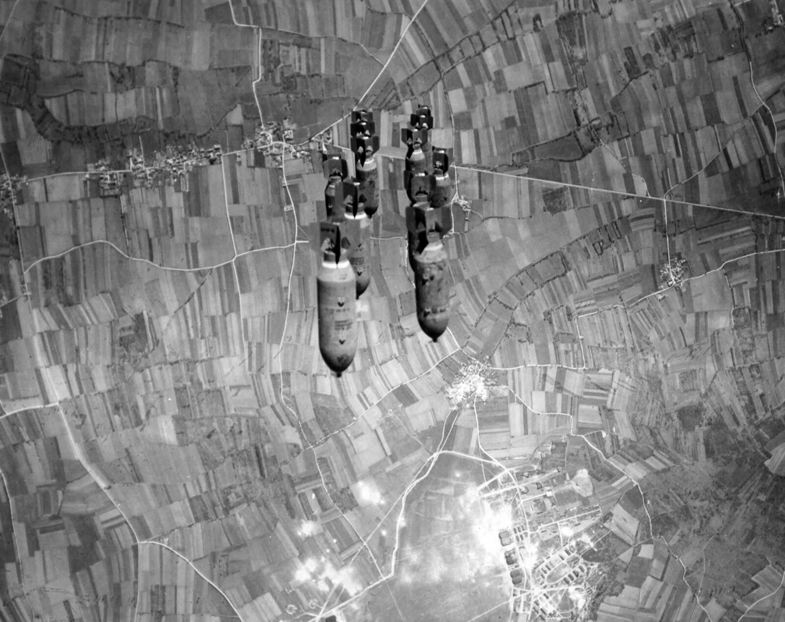 WW2 WWII Photo 500 lb. Bombs Away!  US Army Air Corps World War Two / 5459