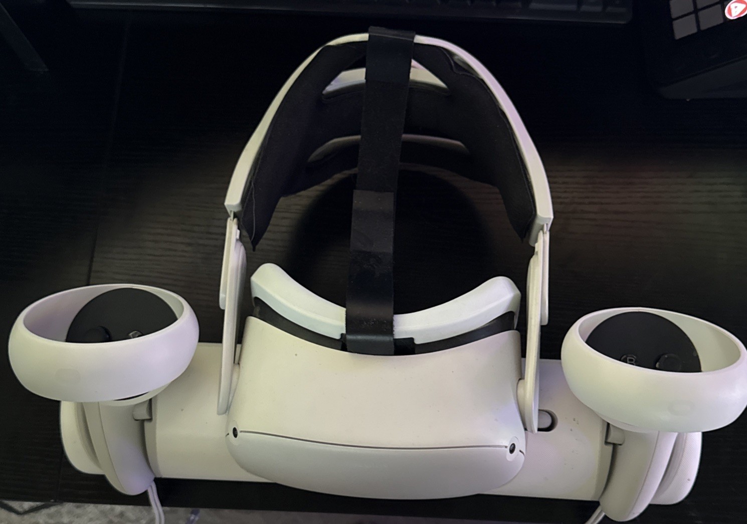 Quest 2 64GB VR w/controllers and Anker Charging Station (Read Description)