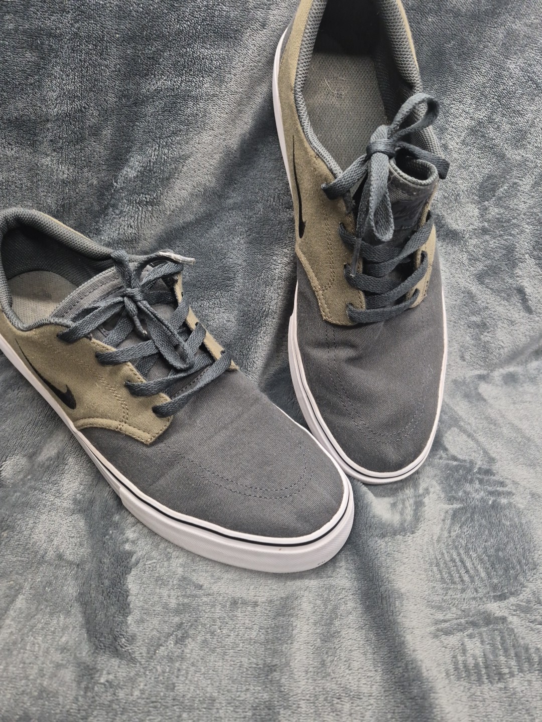 Nike SB Clutch Mens Size 12 Skate Shoes Size Gray Olive Green Lace Up Sneakers