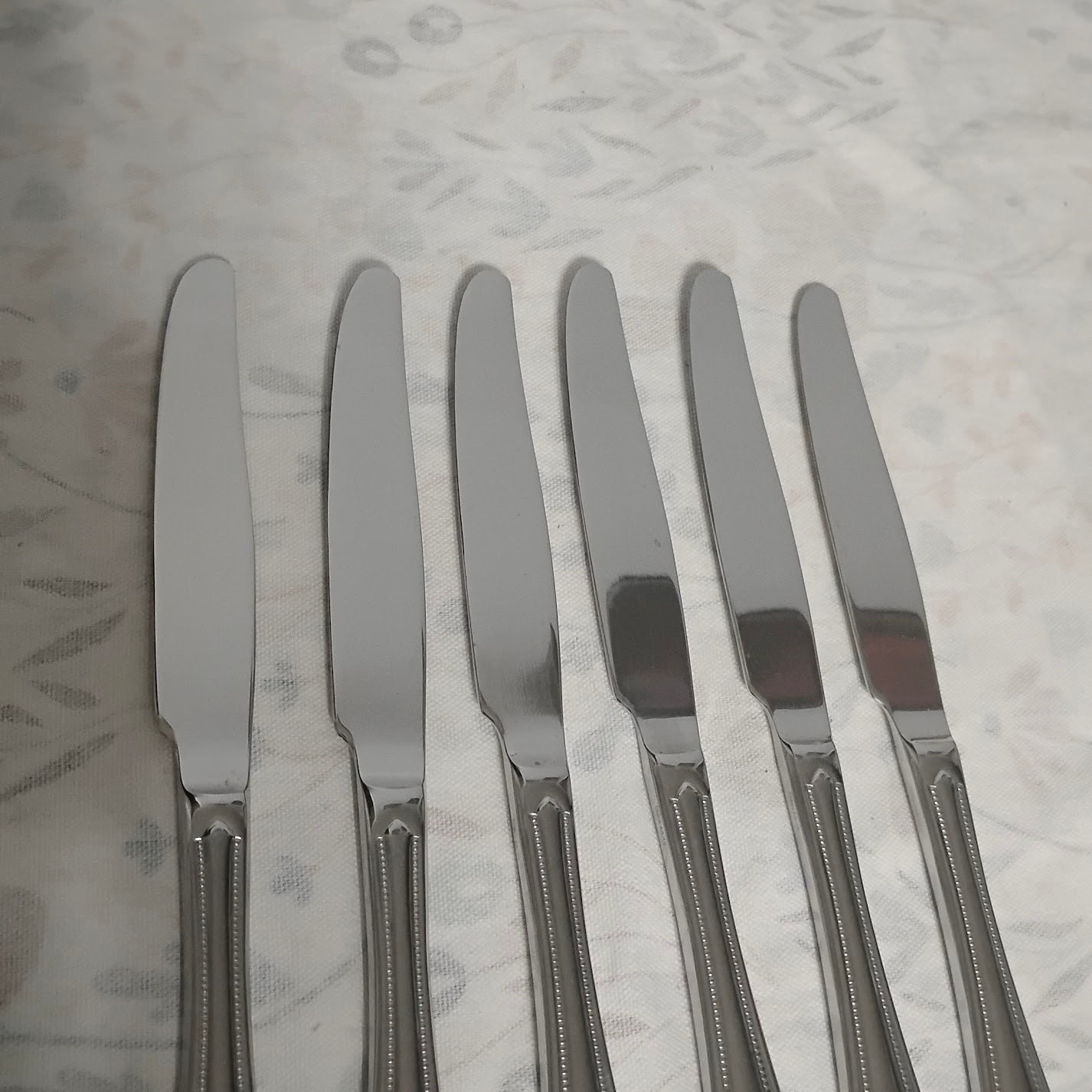 6 Oneida Countess Stainless Glossy Dinner Knives Beaded
