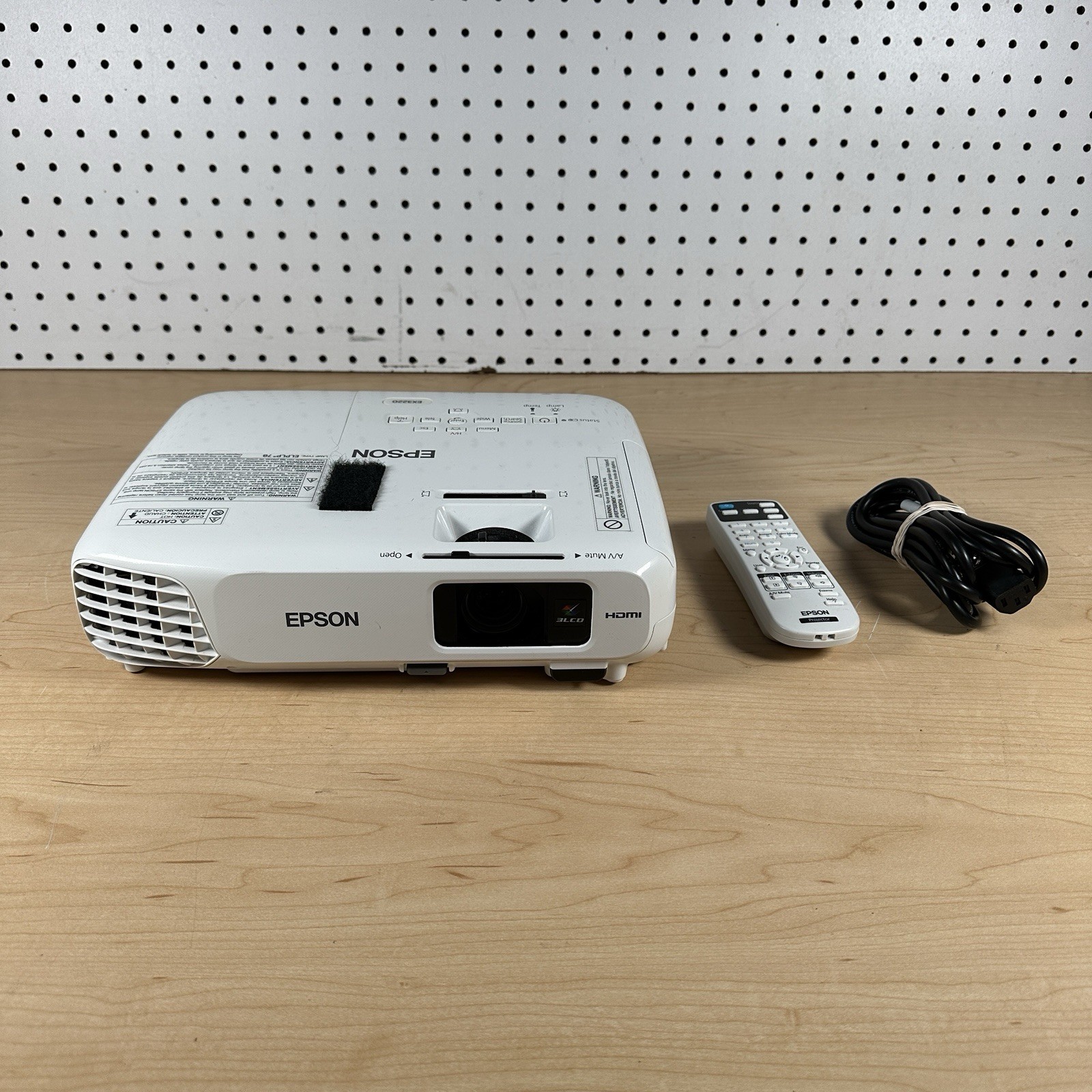 Epson EX3220 3LCD Home Cinema Projector w/ Remote & Cord 238 Hrs