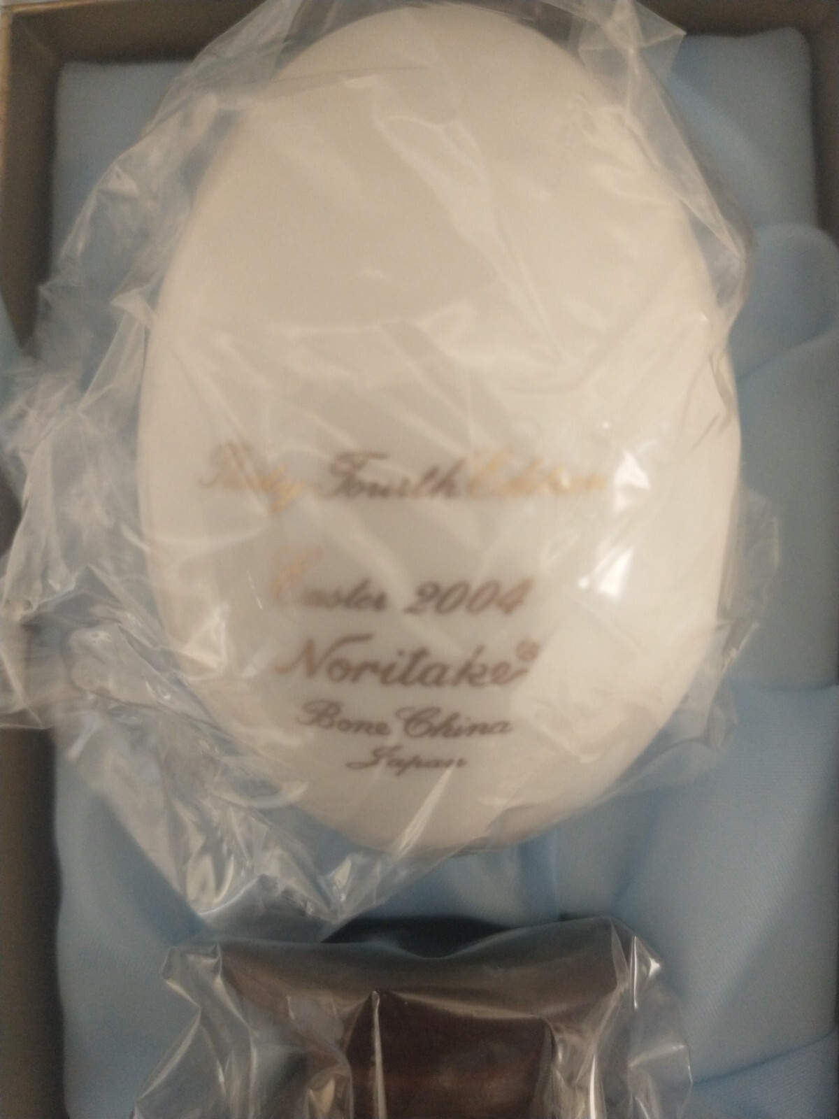 Noritake Easter Egg 2004 Limited Edition 34TH Stand Bone China M198 "NEW IN BOX"
