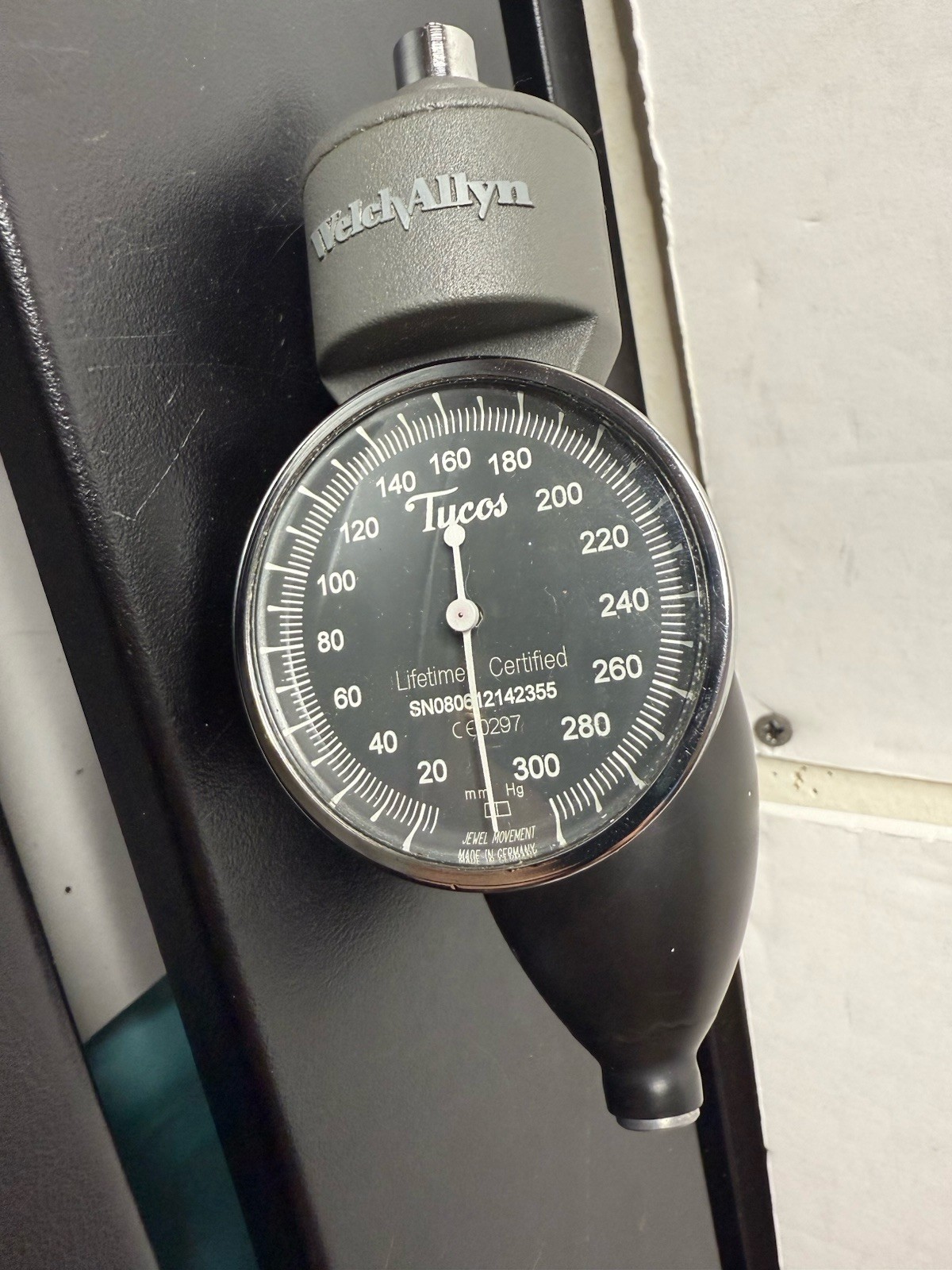 Welch Allyn Tycos Classic Hand Aneroid Sphygmomanometer Blood Pressure Gauge