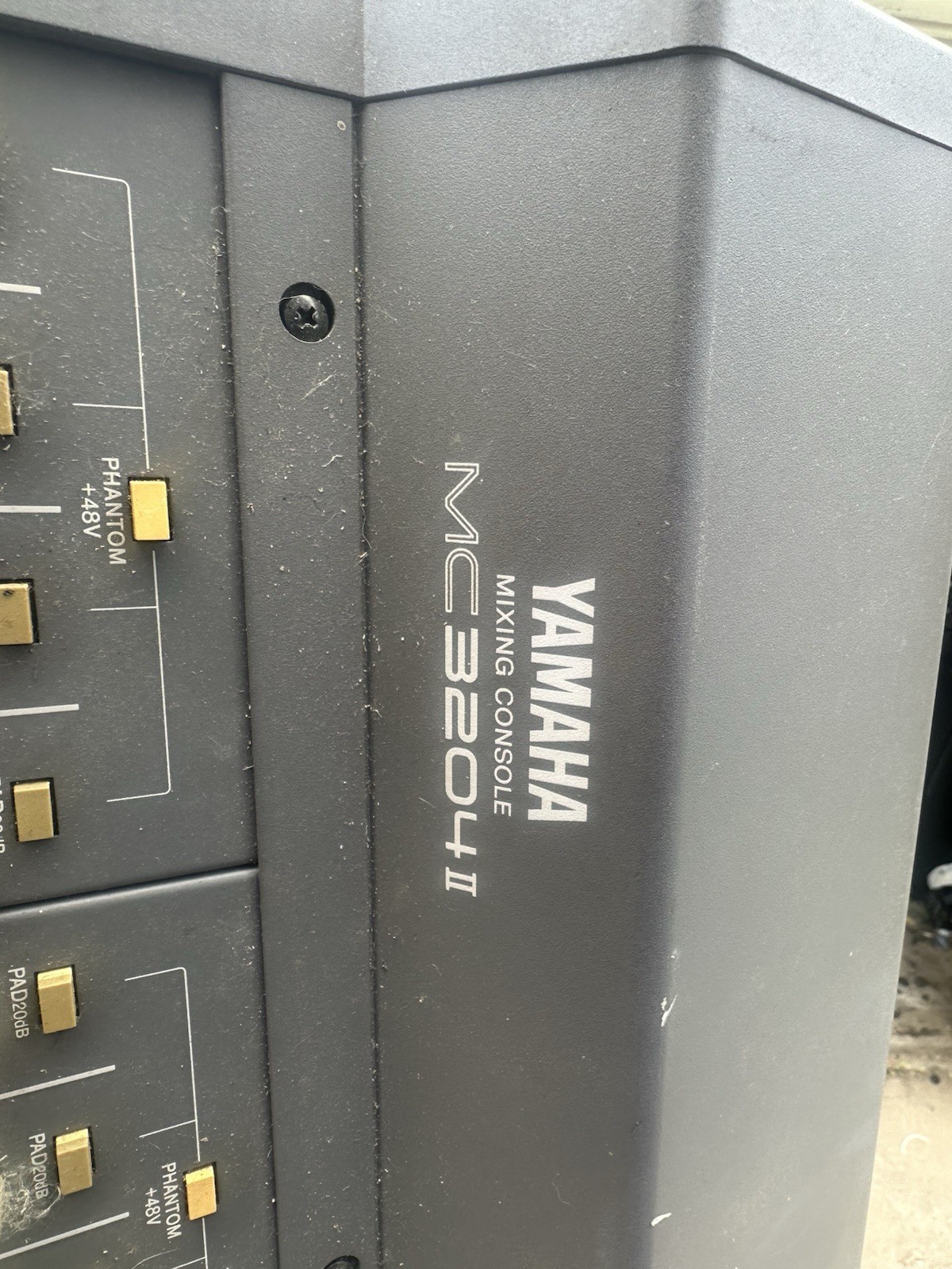 Yamaha MC3204 II 32-Channel Mixing Console w/ 48V Phantom, 8-Bus VU Meter