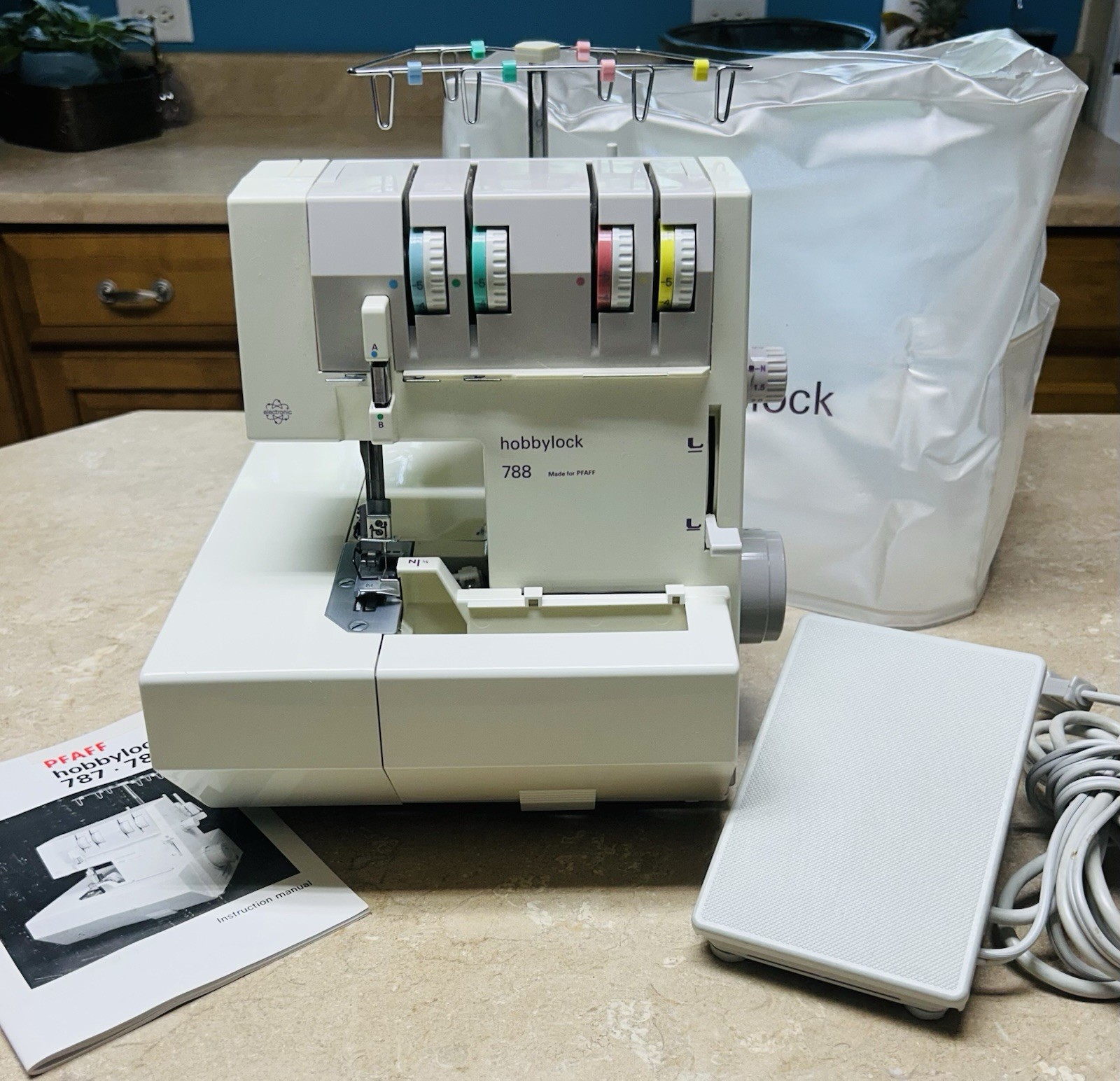 PFAFF Hobbylock 788 Serger Overlocker Sewing Machine  Foot Pedal, Manual WORKING