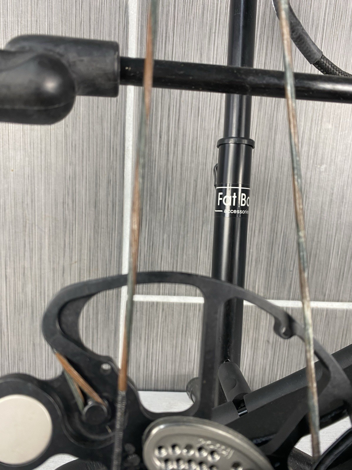 Bear Authority compound Bow Right Hand Tru Glow Sights Camo 315fps, 4lbs, Extras