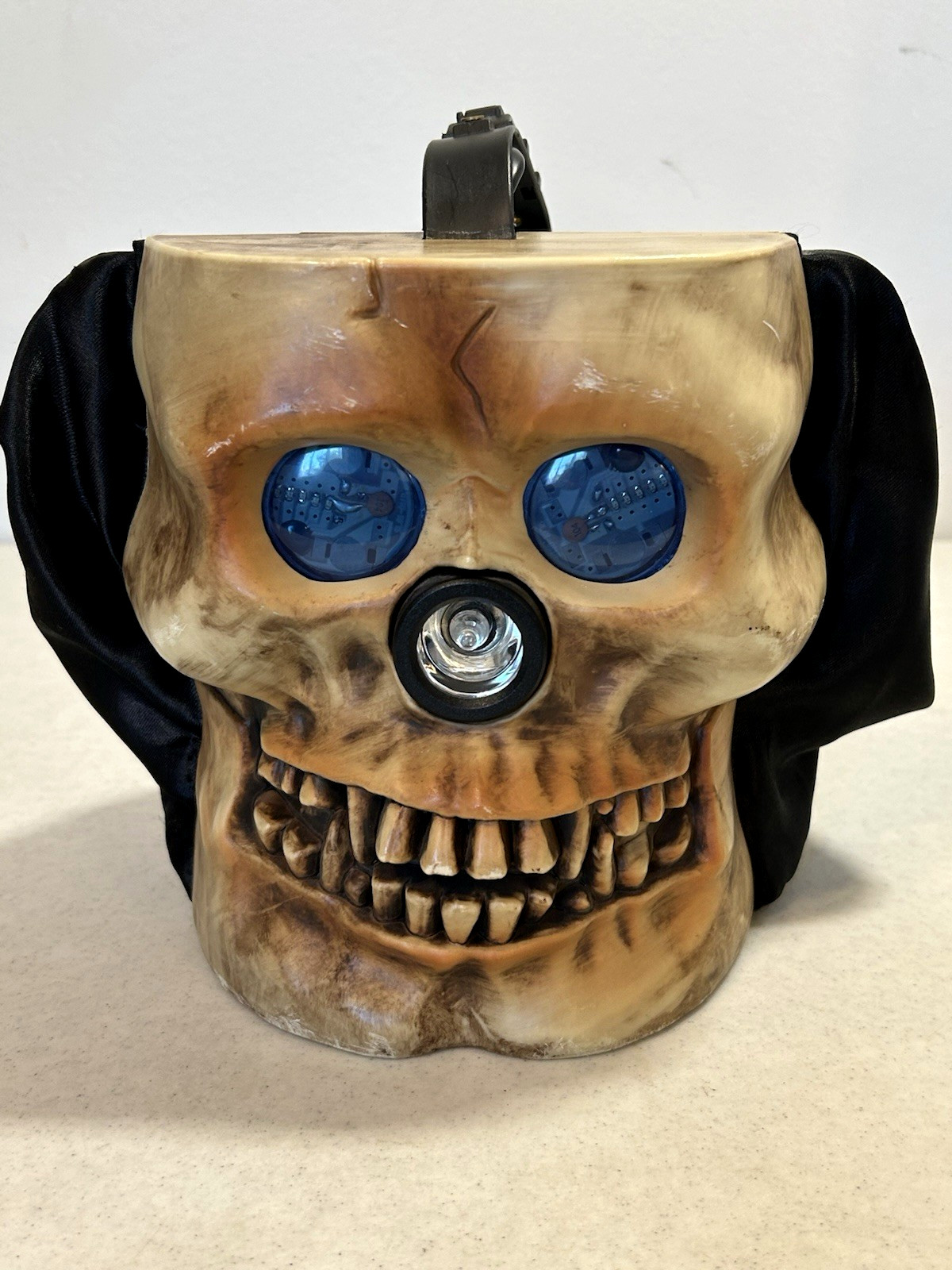 Skull Candy Talking Bucket with Flashlight & Light Up Eyes Vintage Tested