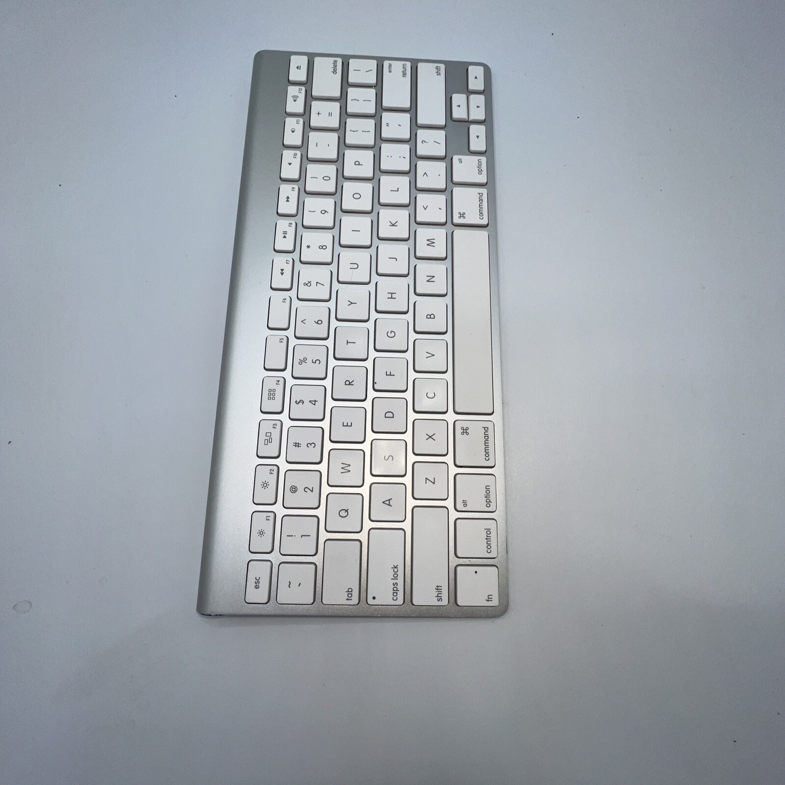 Apple A1314 Wireless Keyboard - Silver, TESTED WORKING Fully Functional english